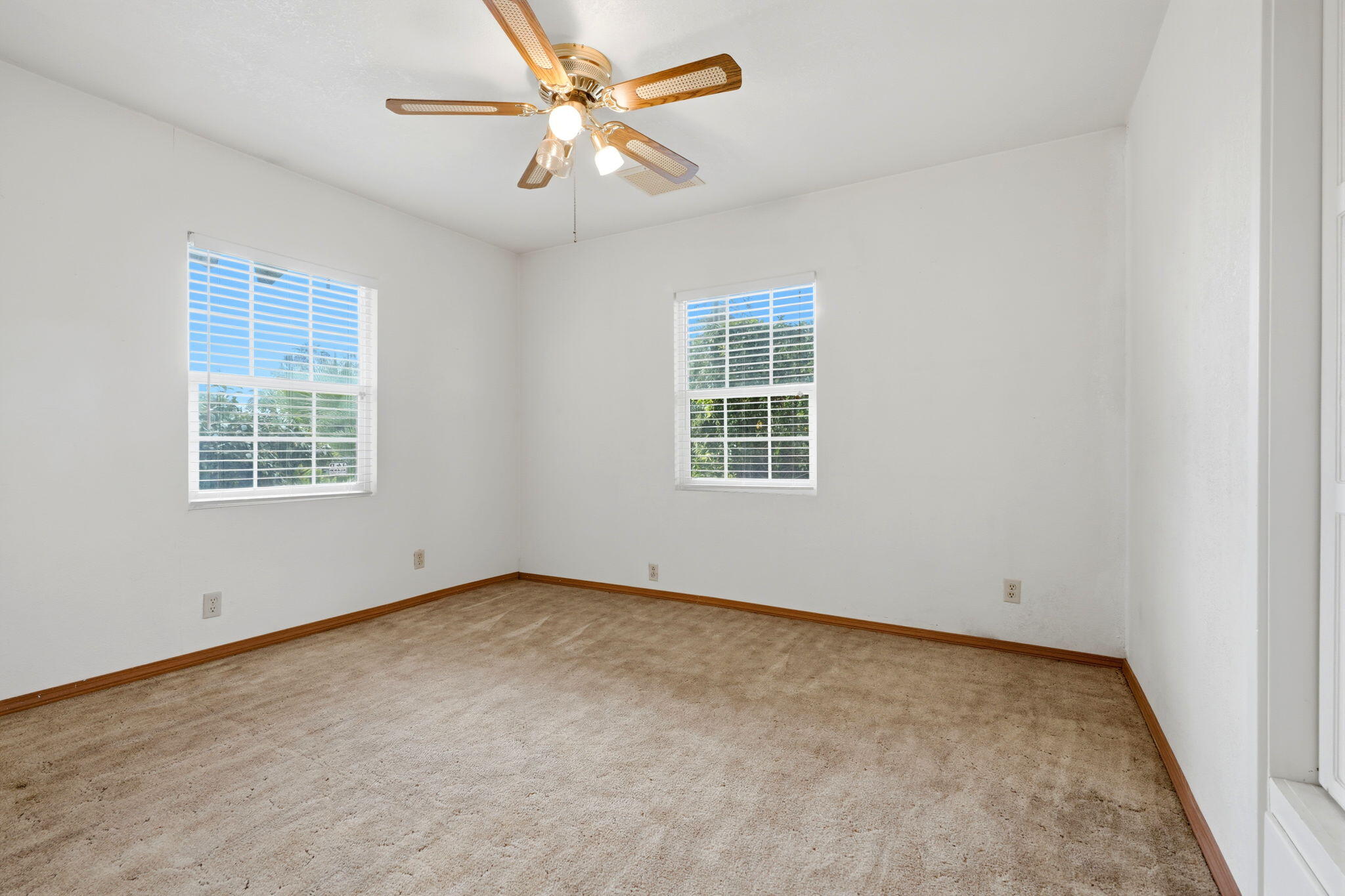 1361 N Oaks St, Tulare, CA 93274