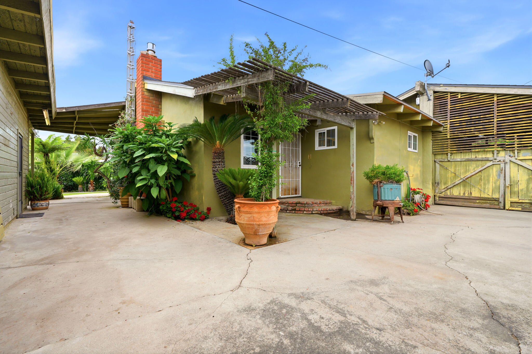 1361 N Oaks St, Tulare, CA 93274