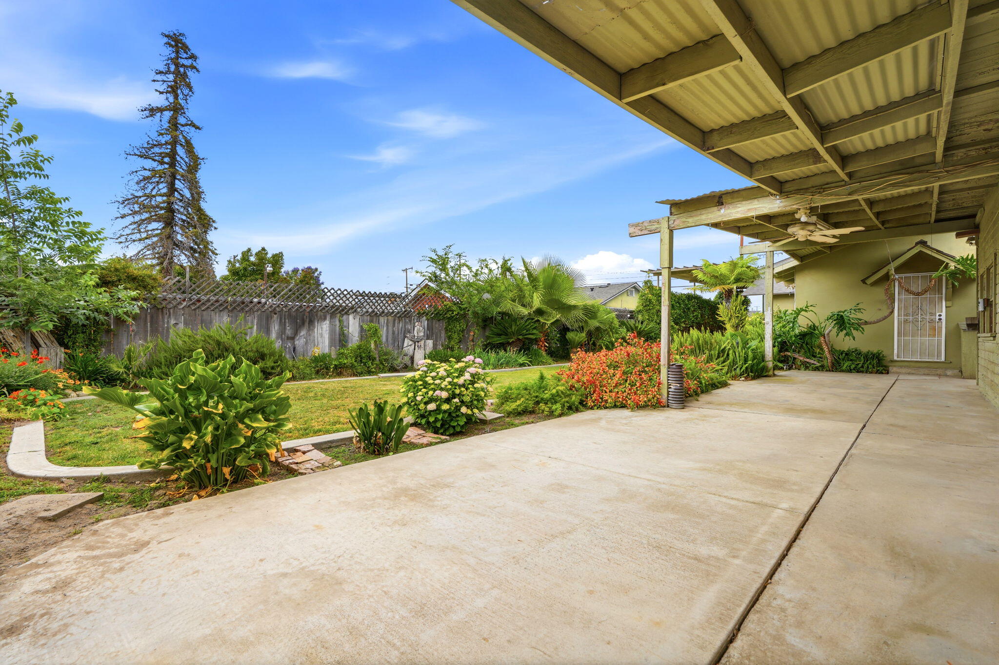 1361 N Oaks St, Tulare, CA 93274