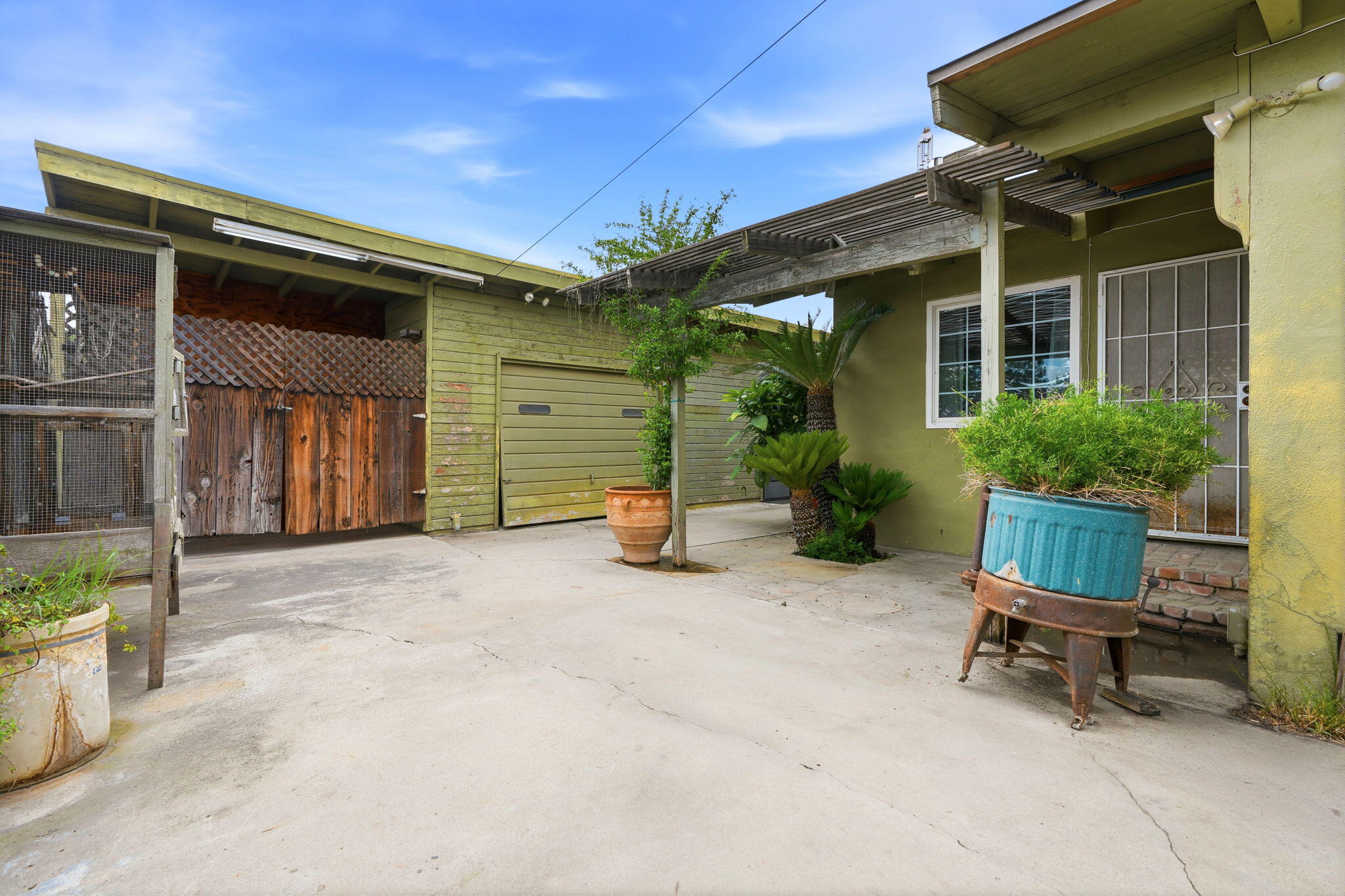 1361 N Oaks St, Tulare, CA 93274