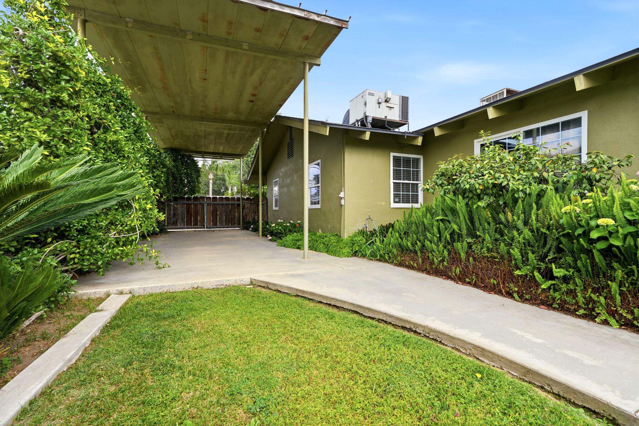 1361 N Oaks St, Tulare, CA 93274