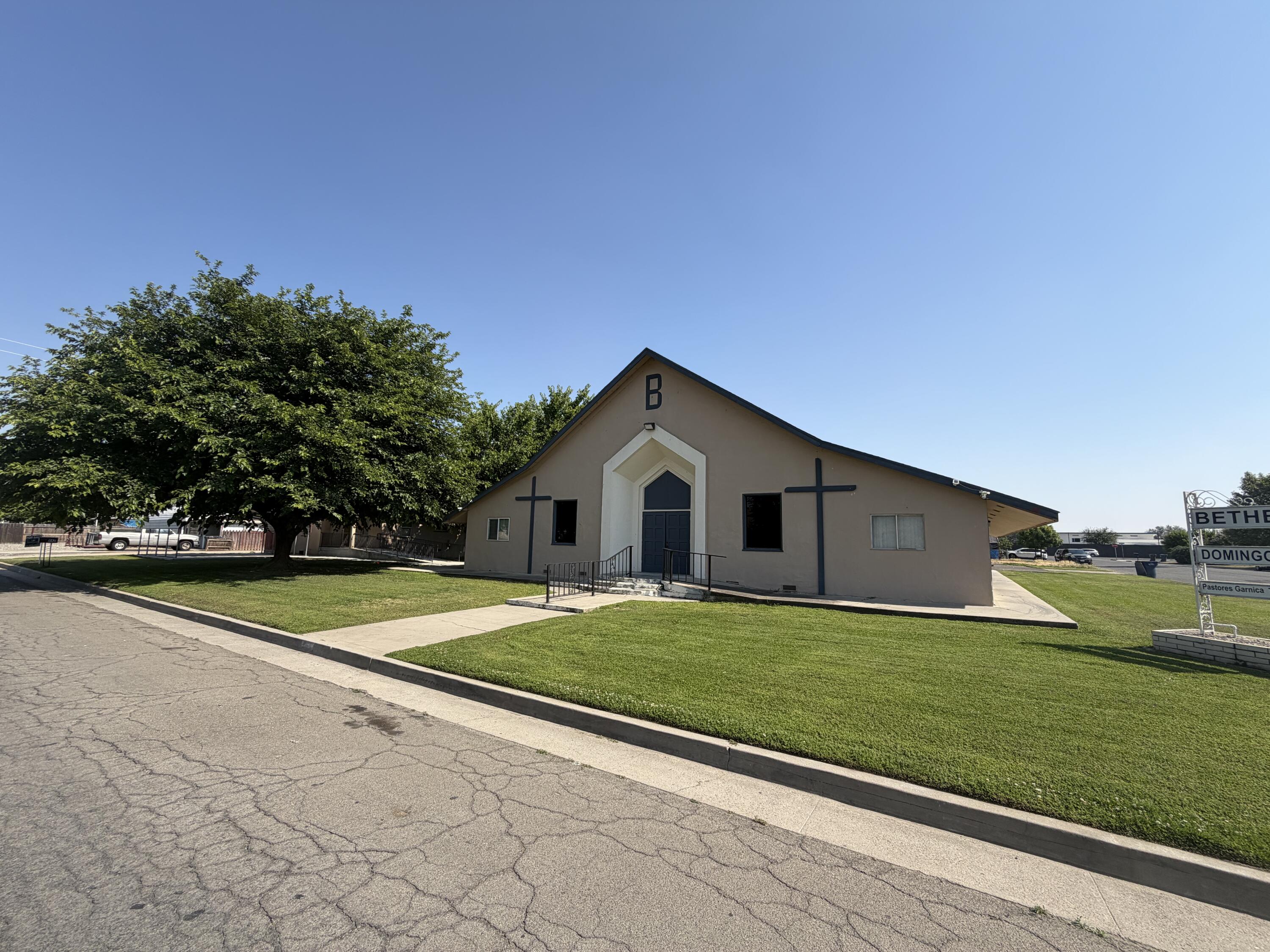 947 W Kern Ave, Tulare, CA 93274
