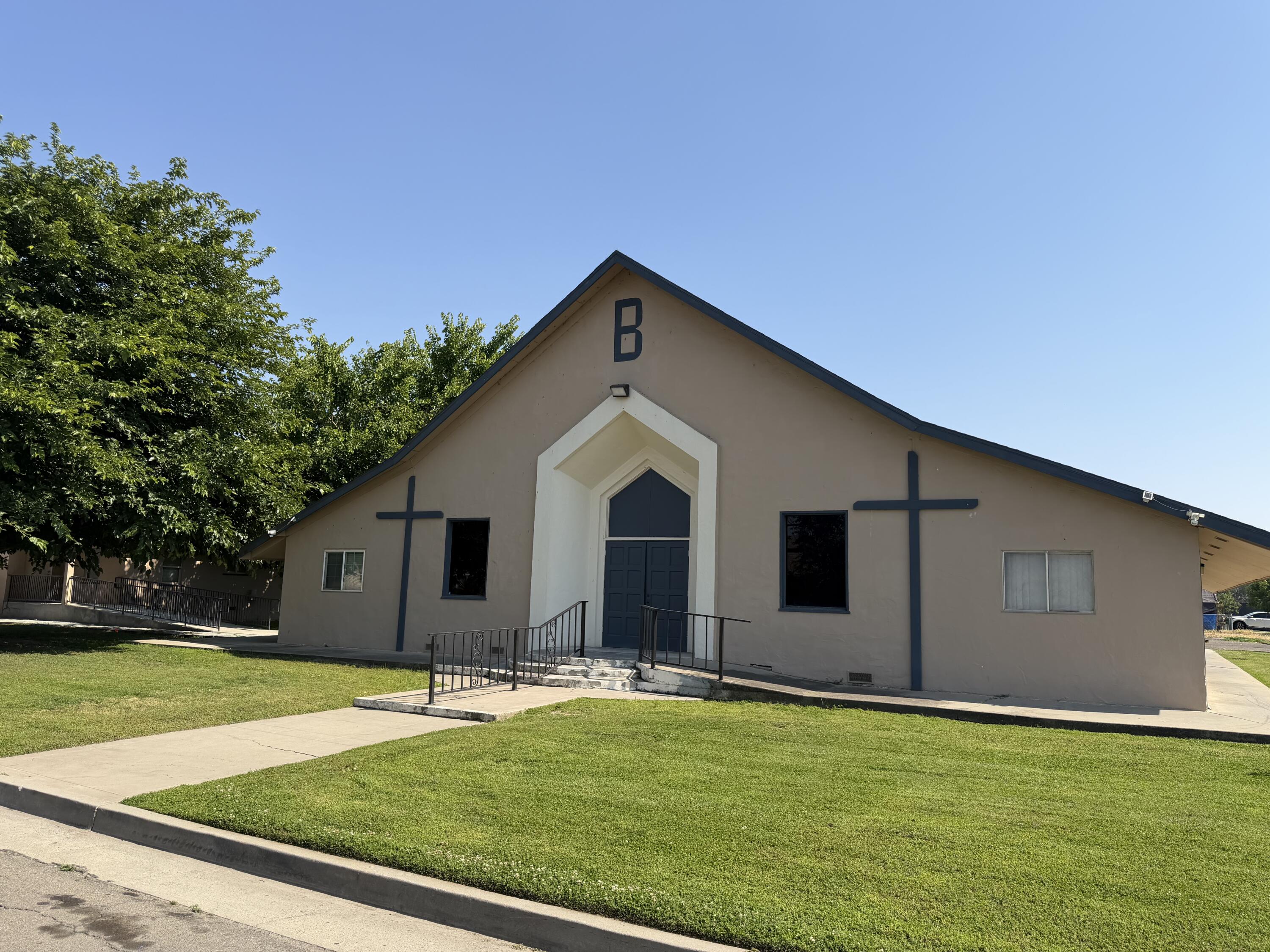947 W Kern Ave, Tulare, CA 93274