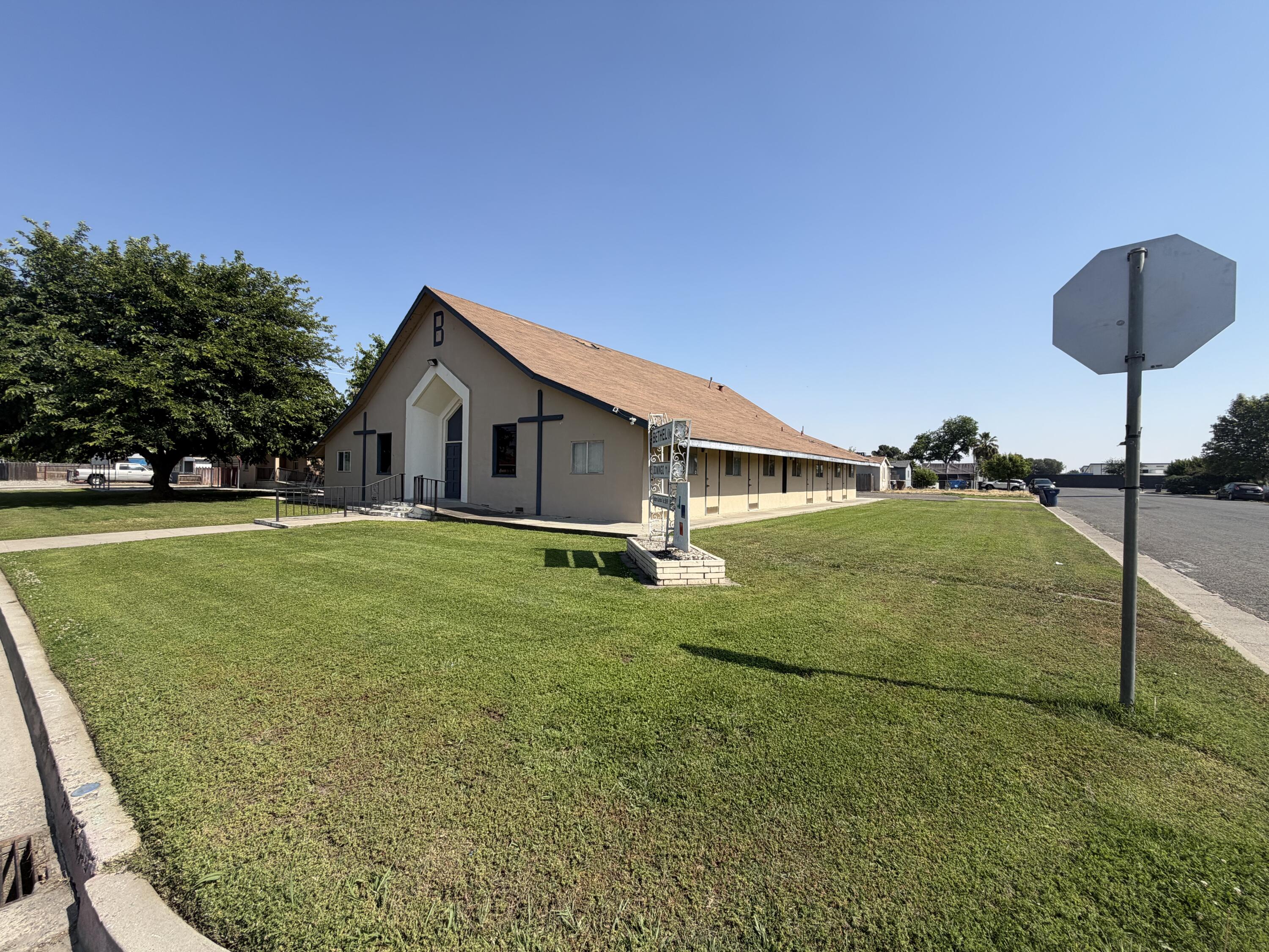 947 W Kern Ave, Tulare, CA 93274