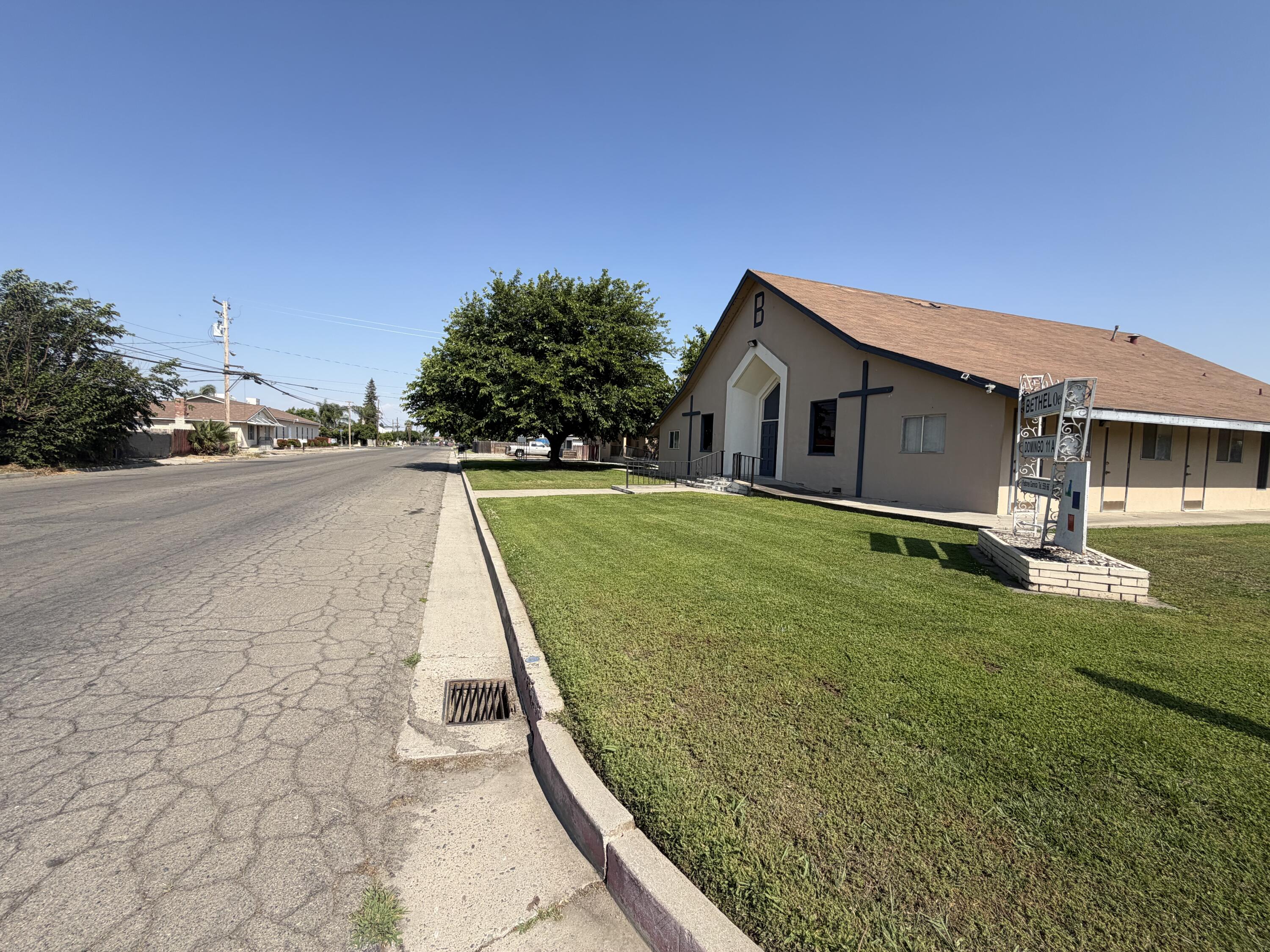 947 W Kern Ave, Tulare, CA 93274