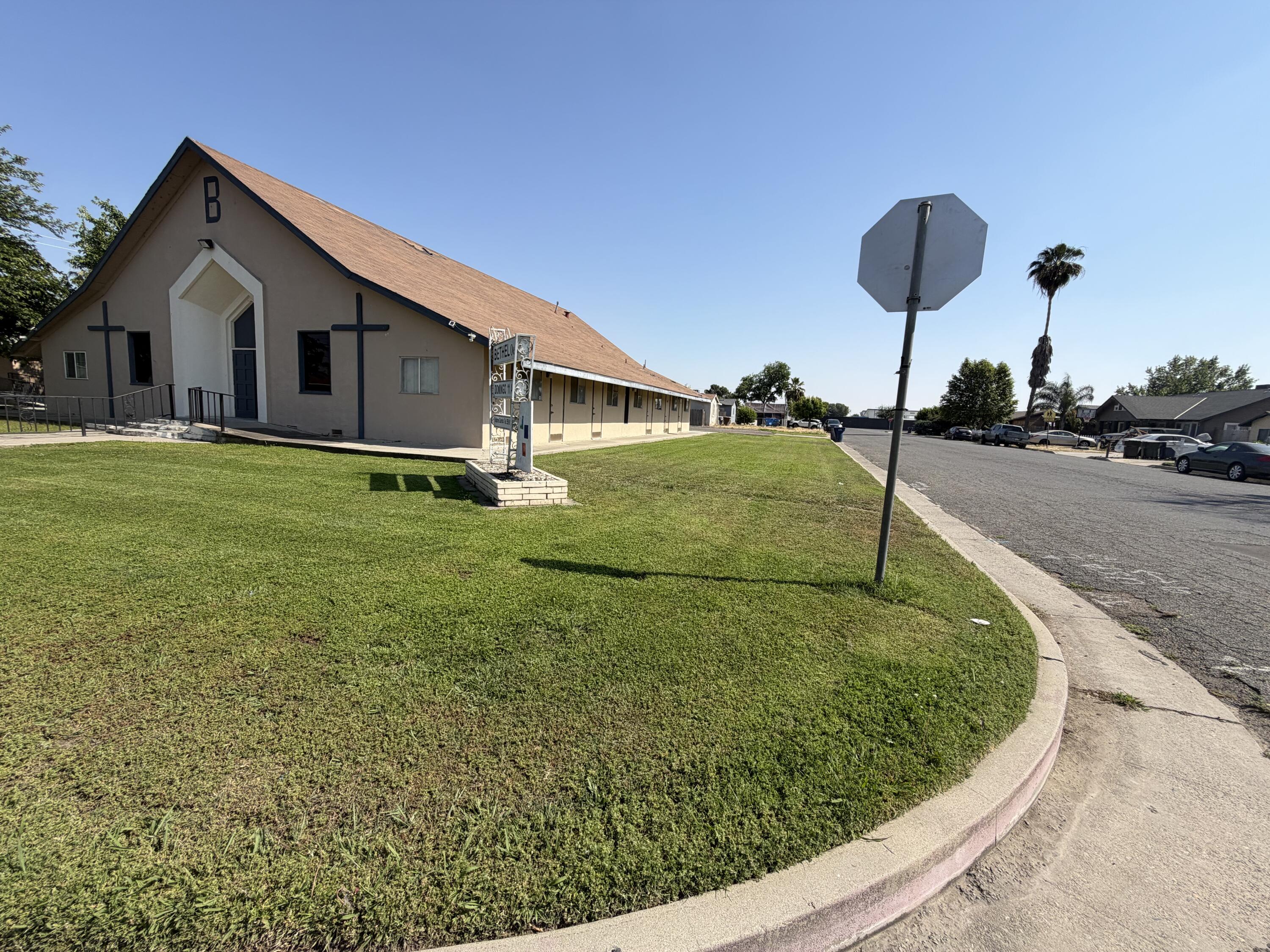 947 W Kern Ave, Tulare, CA 93274