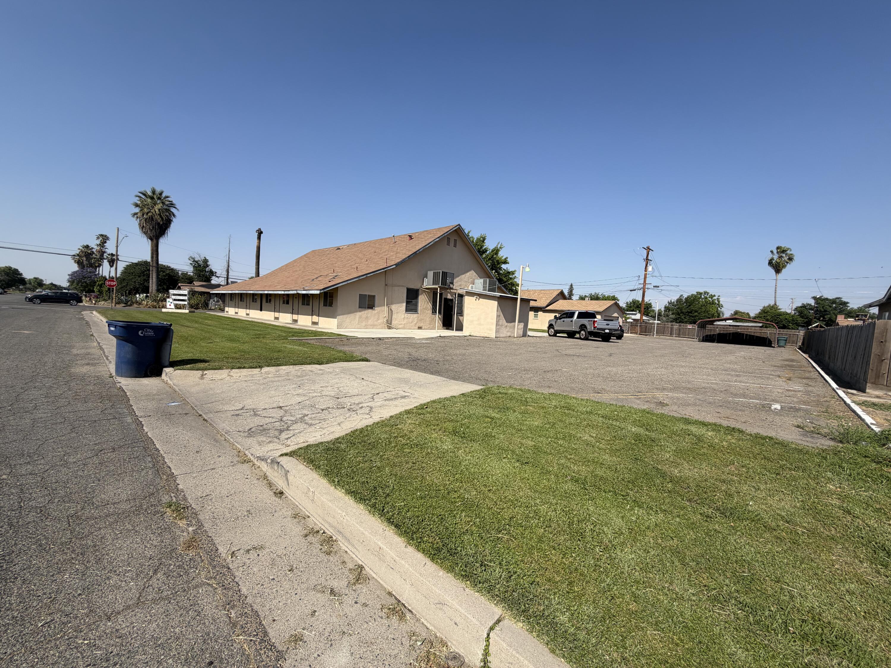 947 W Kern Ave, Tulare, CA 93274