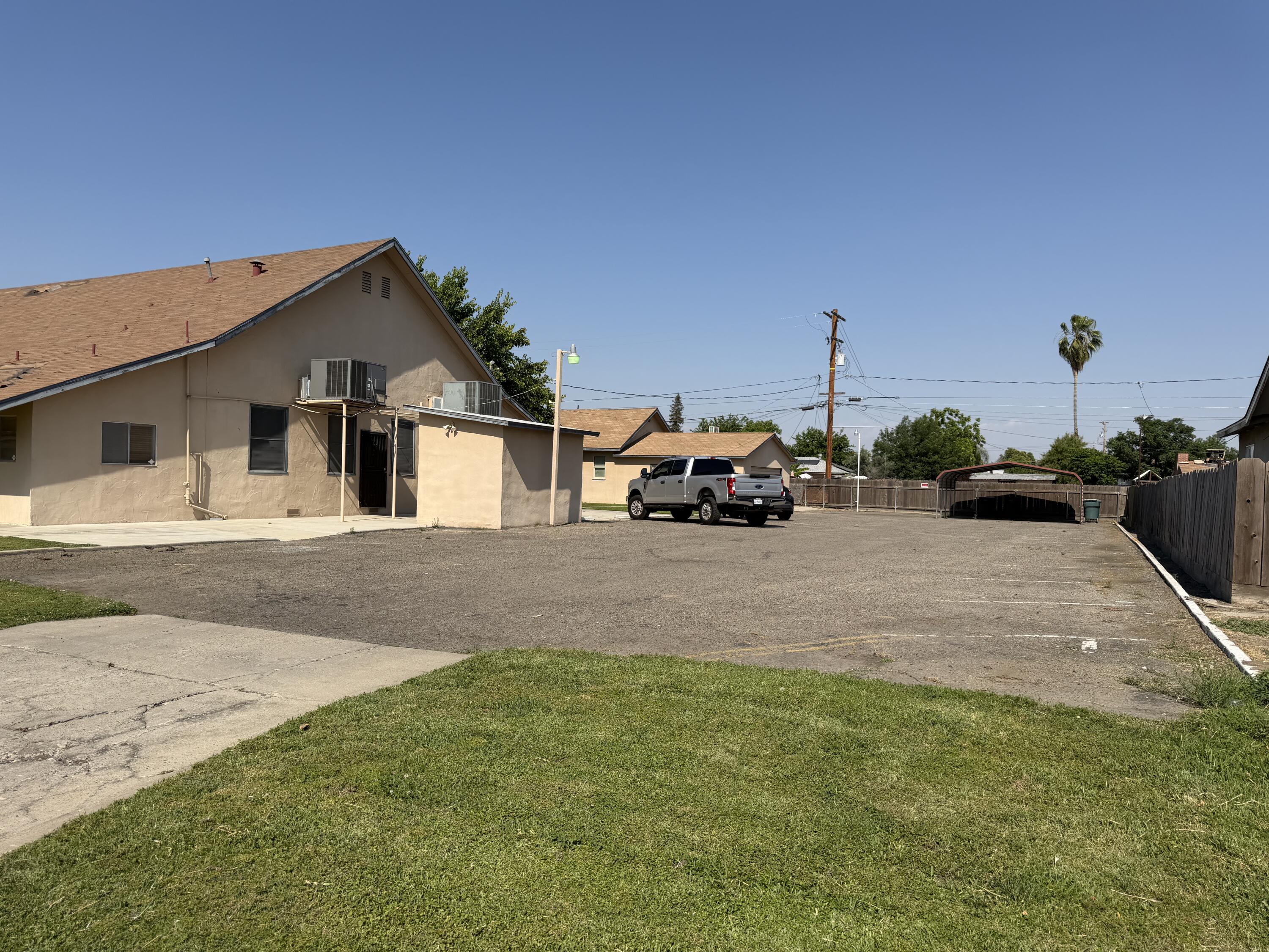 947 W Kern Ave, Tulare, CA 93274