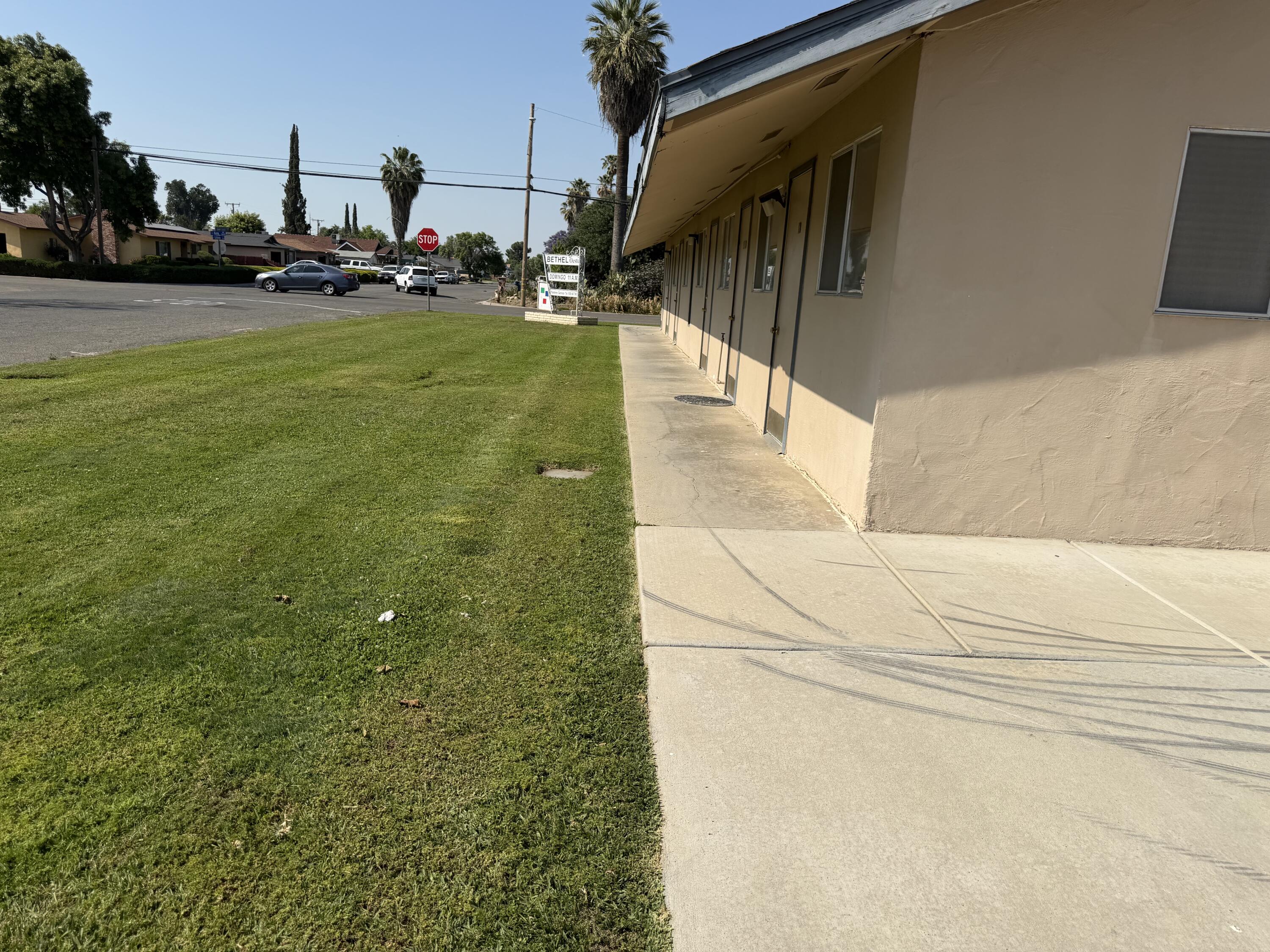 947 W Kern Ave, Tulare, CA 93274