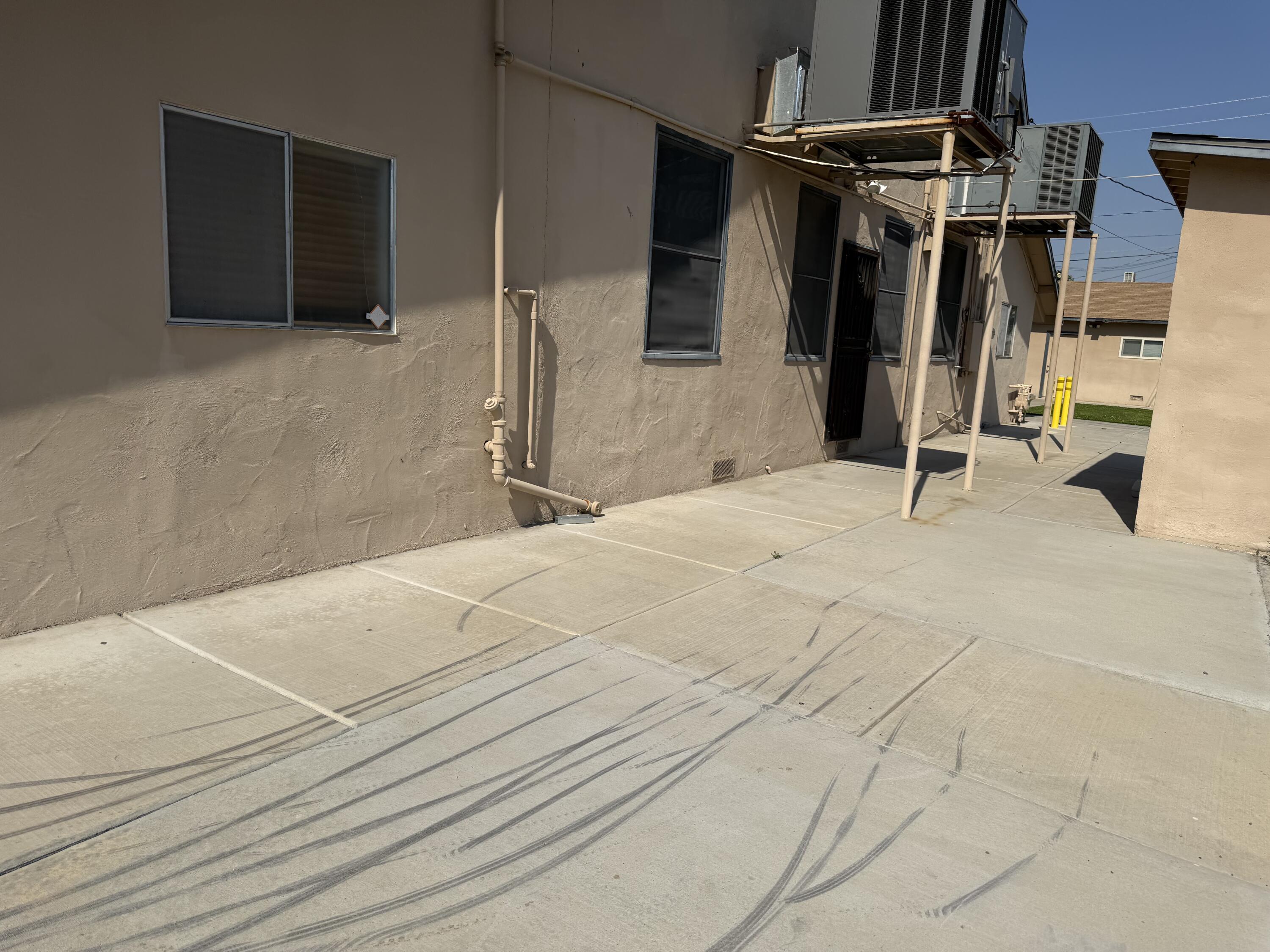 947 W Kern Ave, Tulare, CA 93274