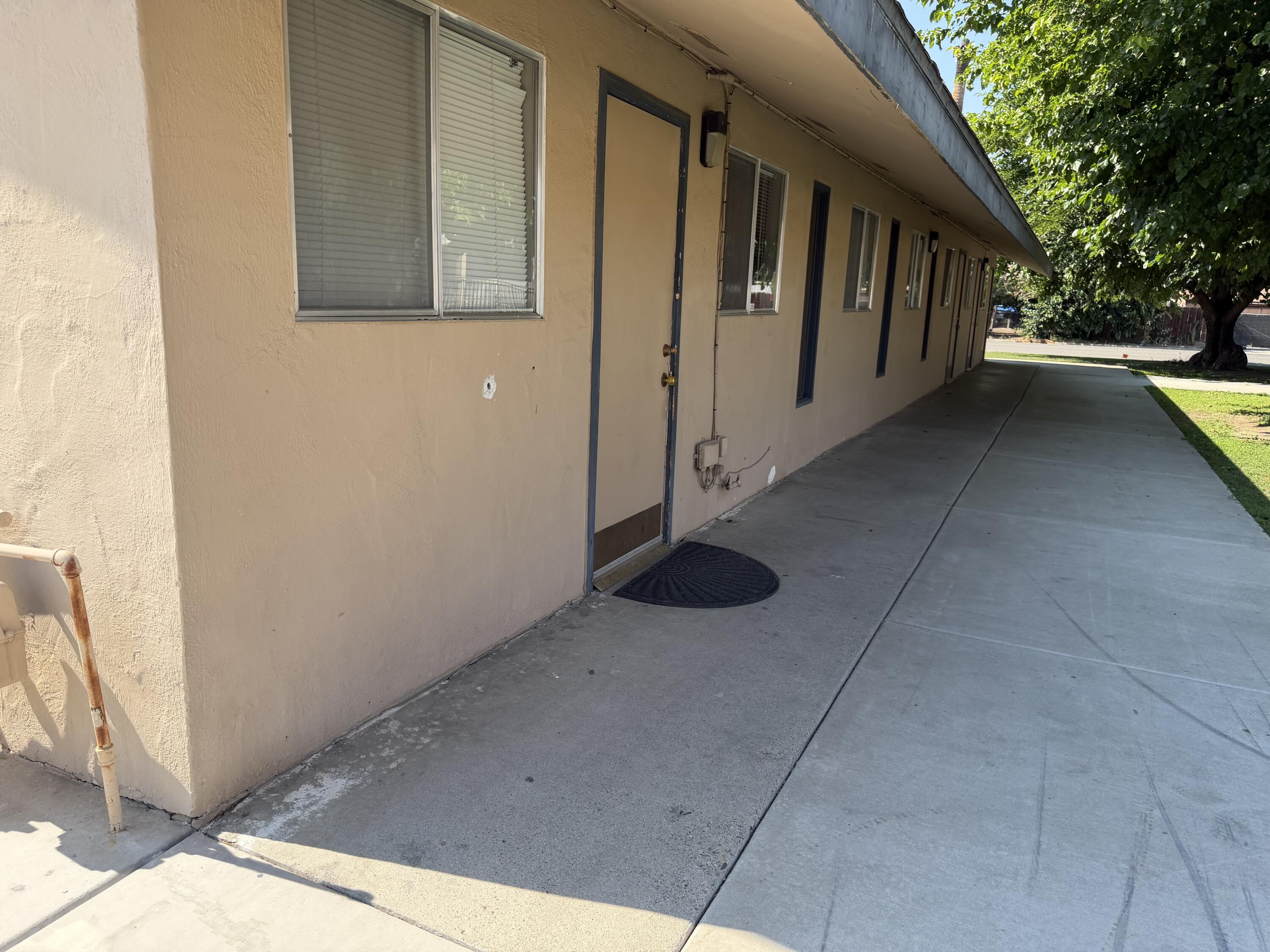 947 W Kern Ave, Tulare, CA 93274