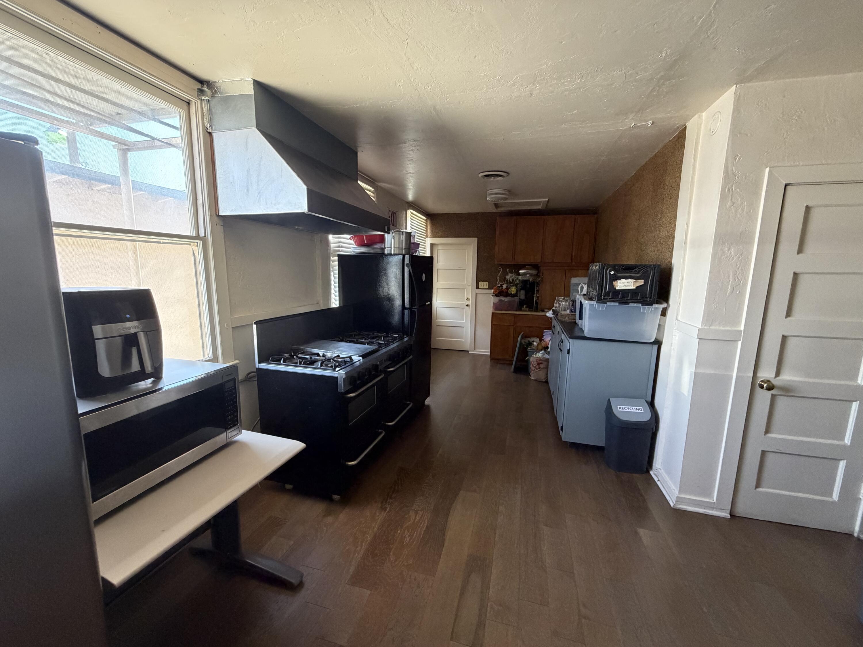 947 W Kern Ave, Tulare, CA 93274