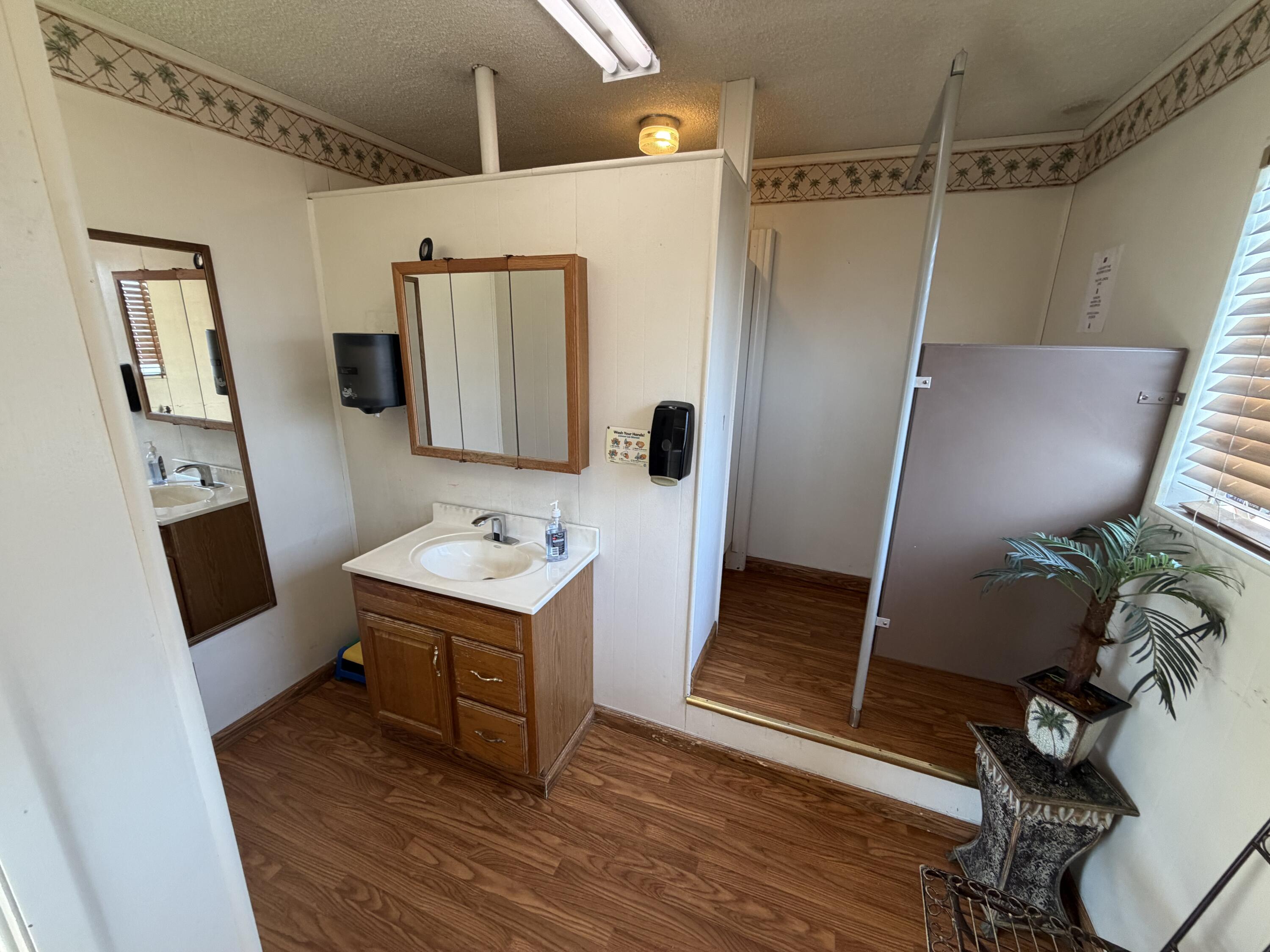 947 W Kern Ave, Tulare, CA 93274