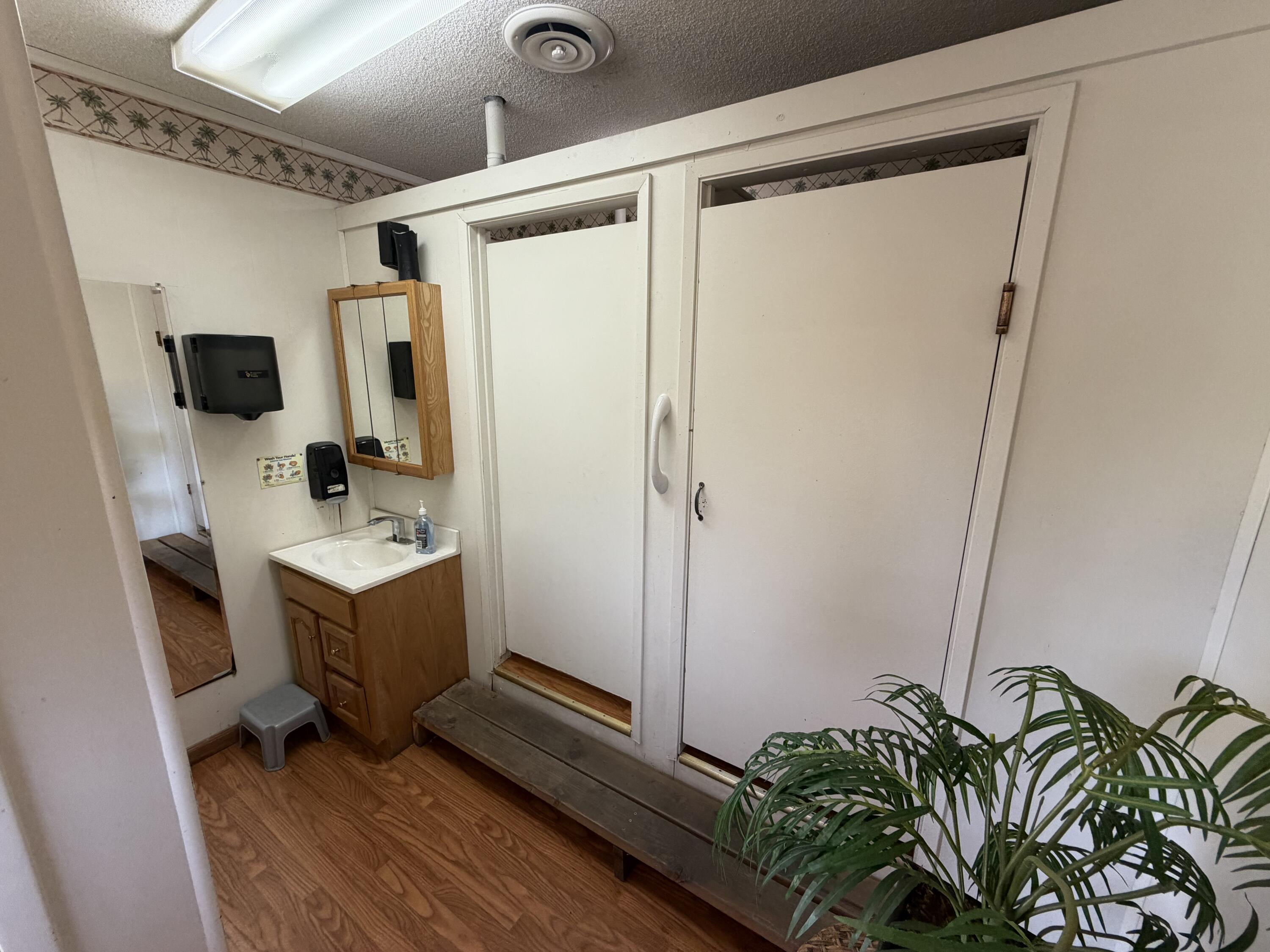 947 W Kern Ave, Tulare, CA 93274
