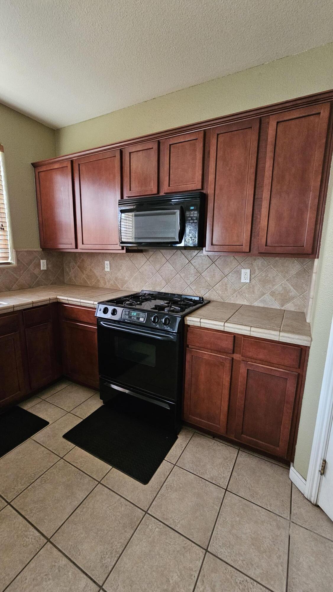 2277 W Wall Ct, Porterville, CA 93257