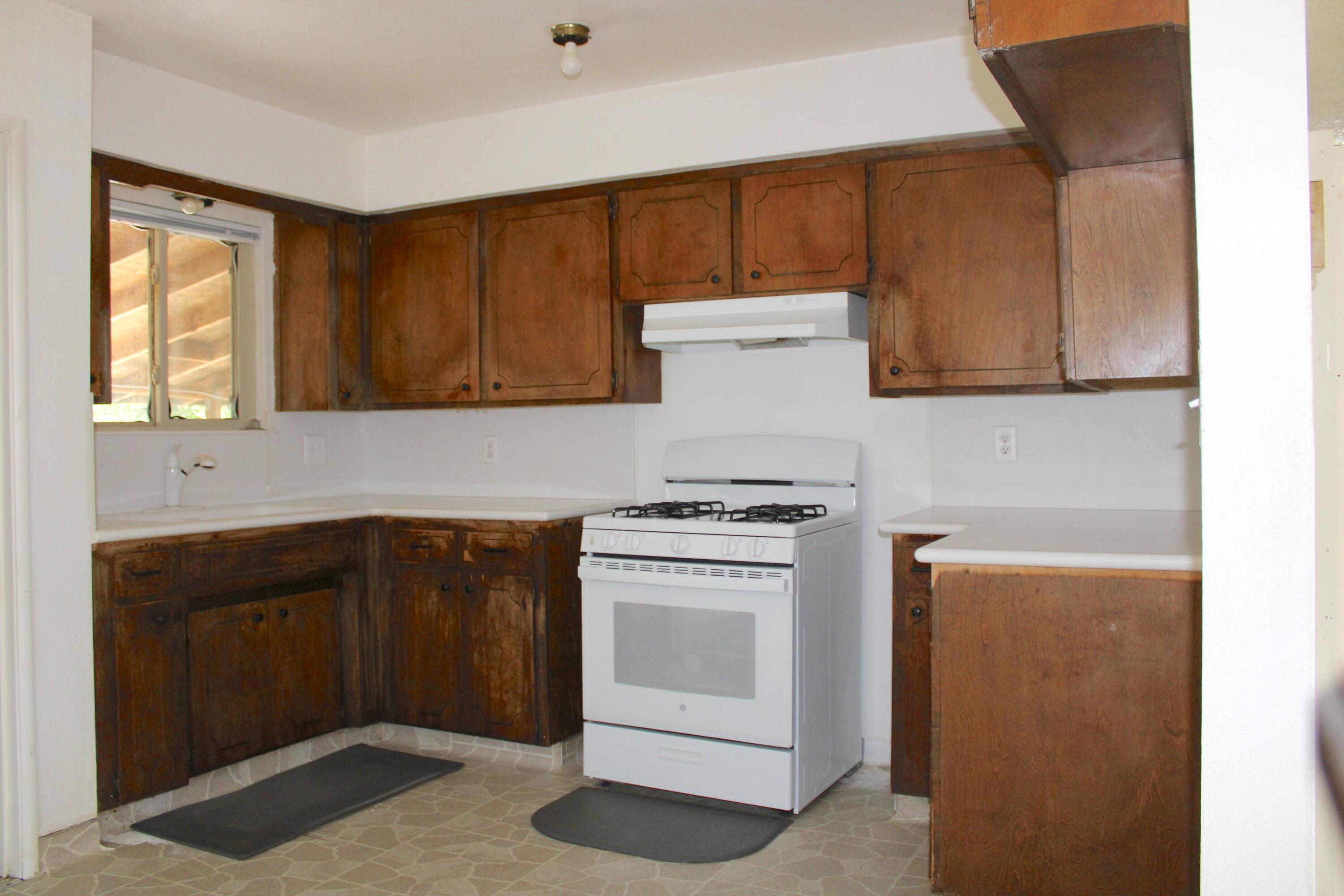517 S R St, Tulare, CA 93274