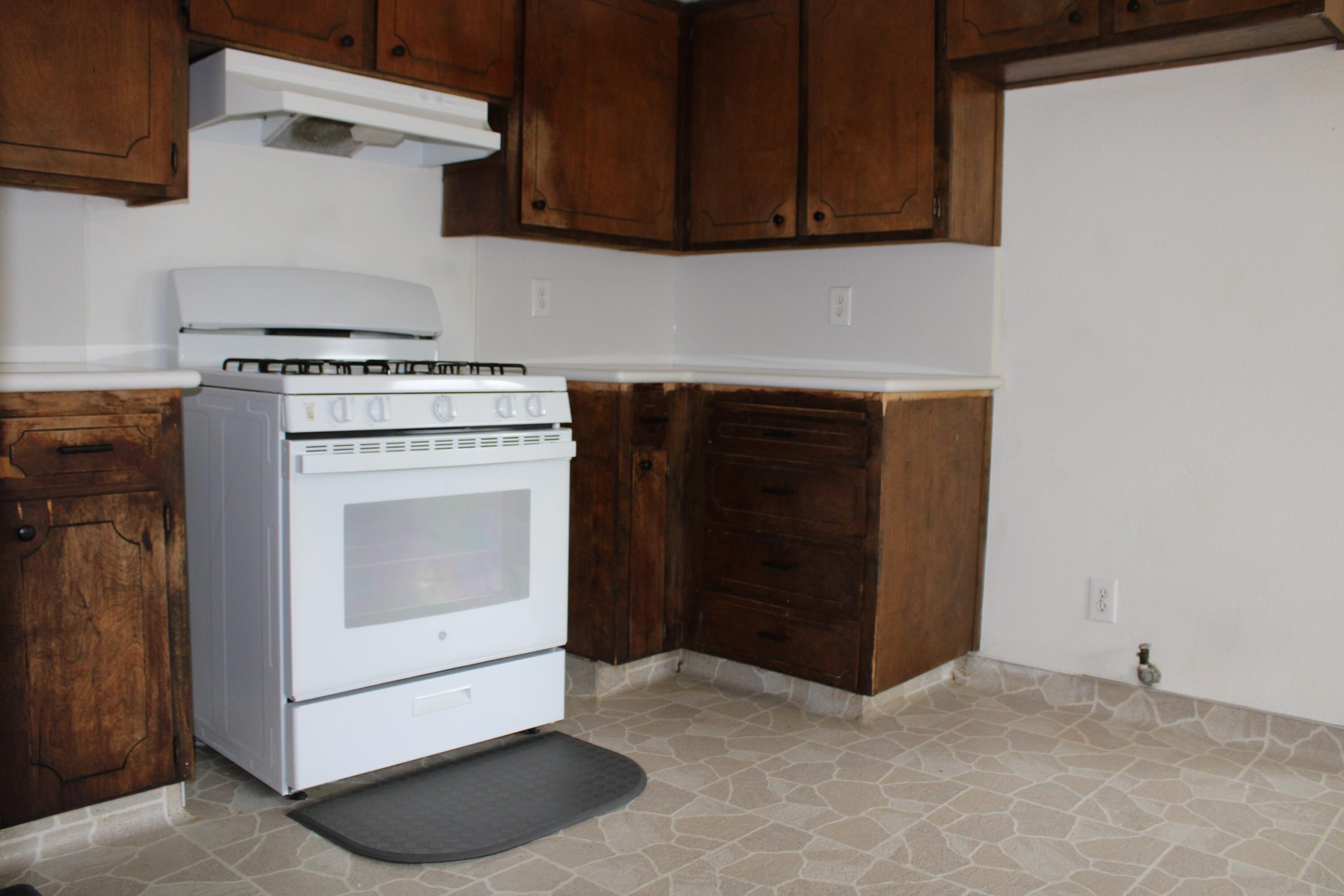 517 S R St, Tulare, CA 93274