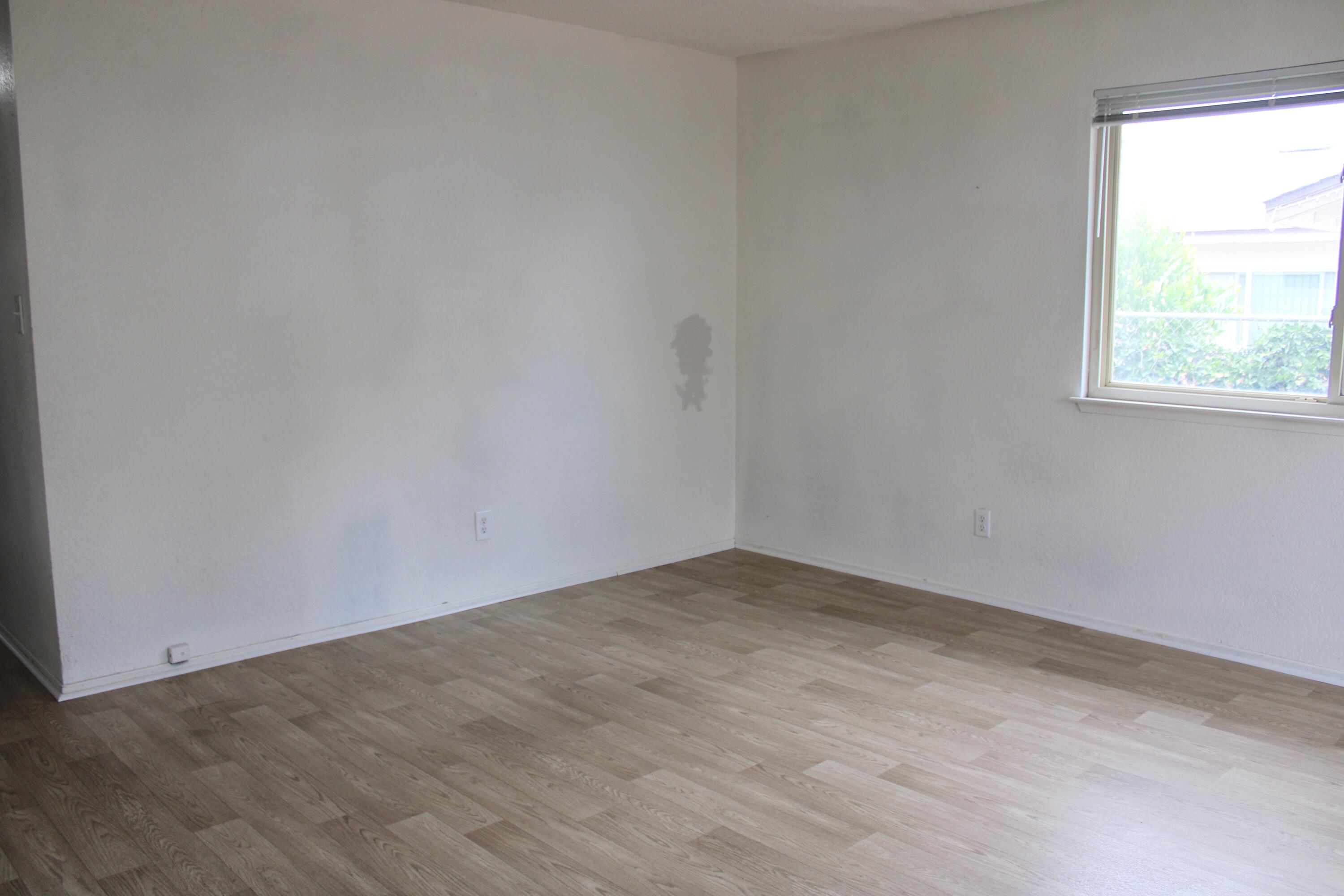 517 S R St, Tulare, CA 93274