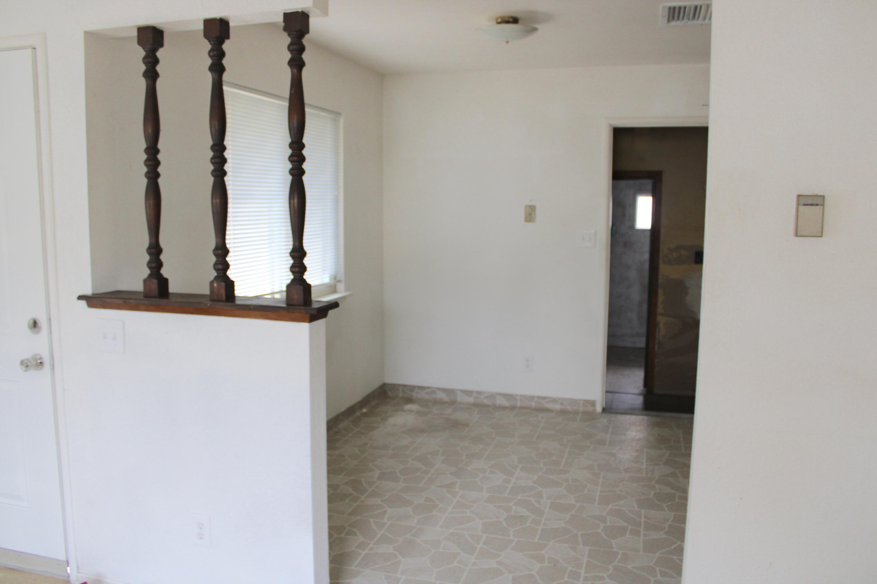 517 S R St, Tulare, CA 93274