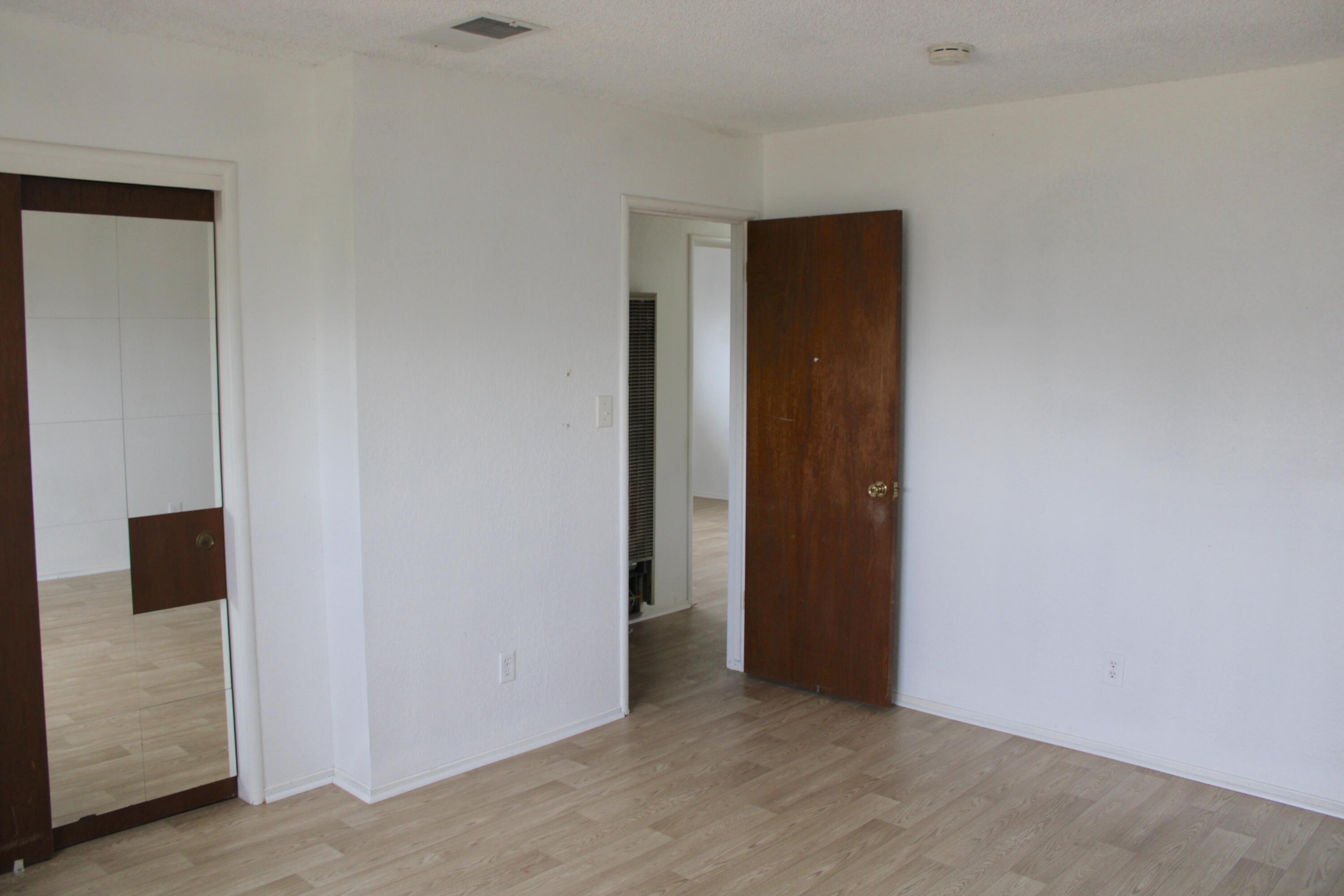 517 S R St, Tulare, CA 93274
