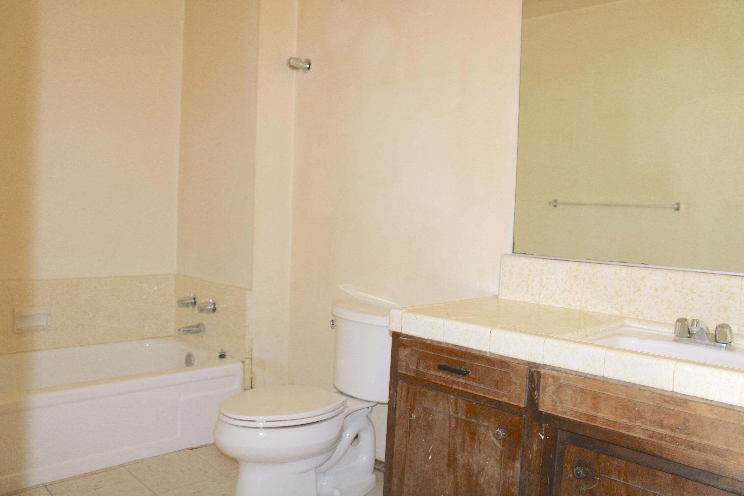 517 S R St, Tulare, CA 93274