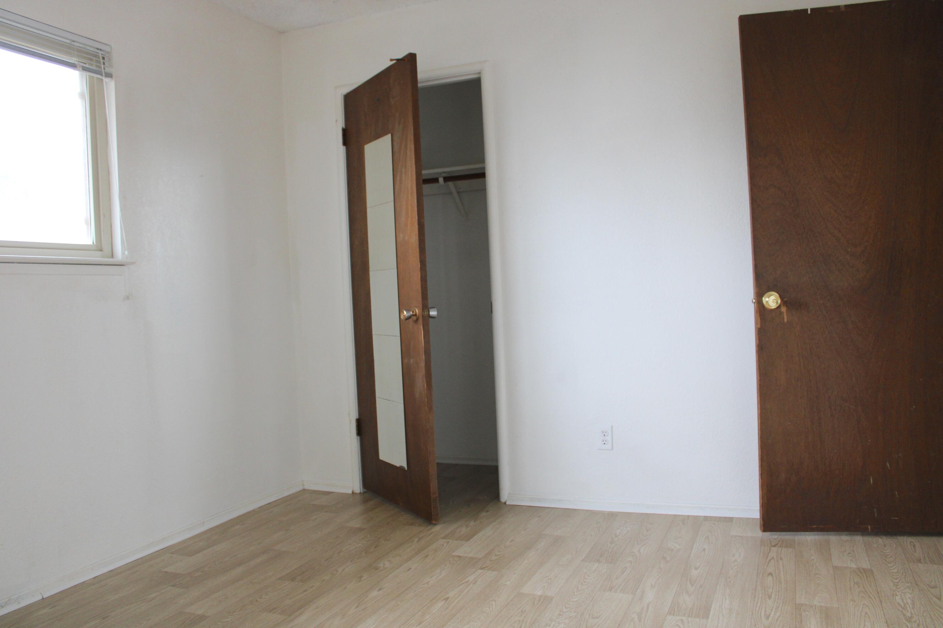 517 S R St, Tulare, CA 93274