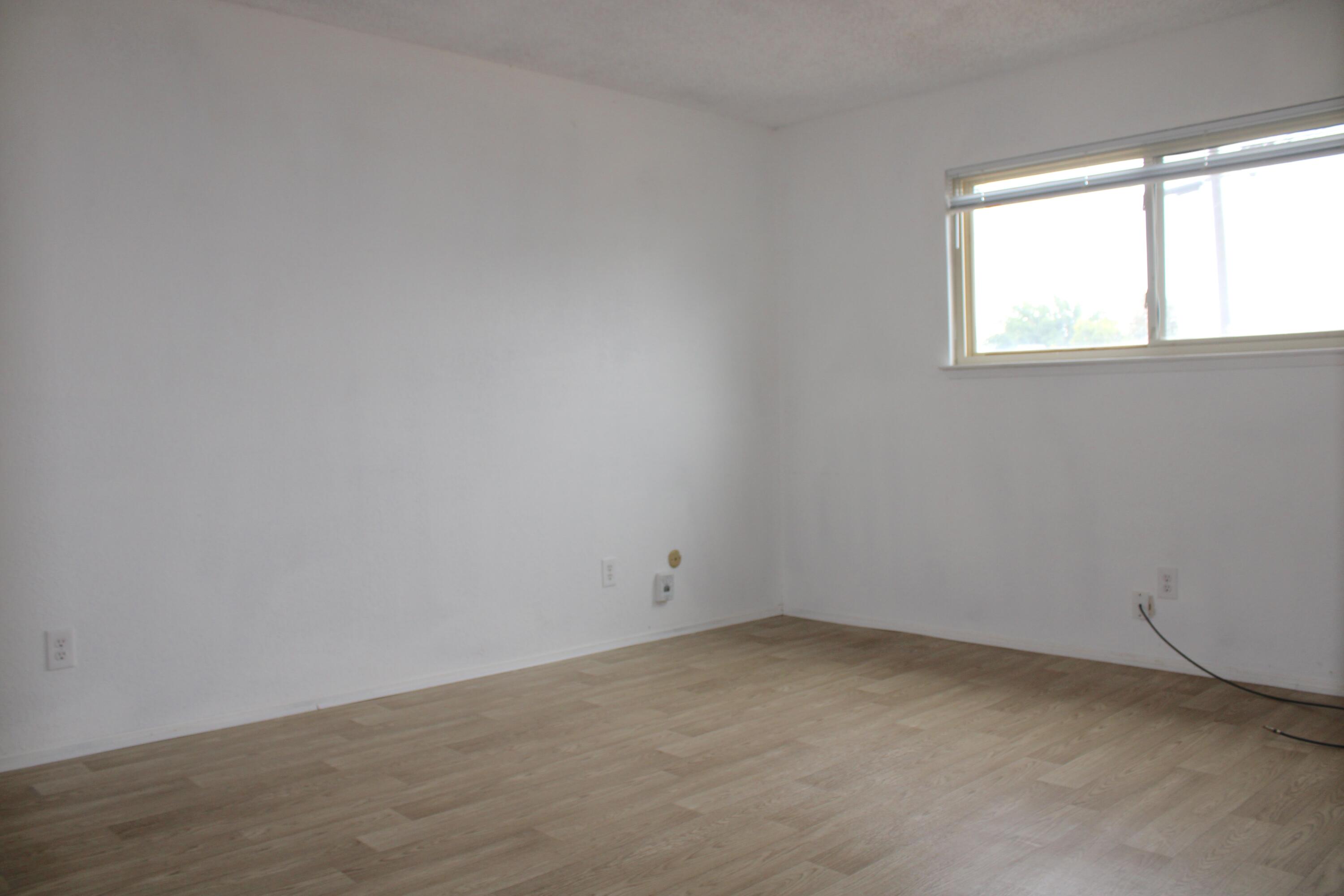 517 S R St, Tulare, CA 93274