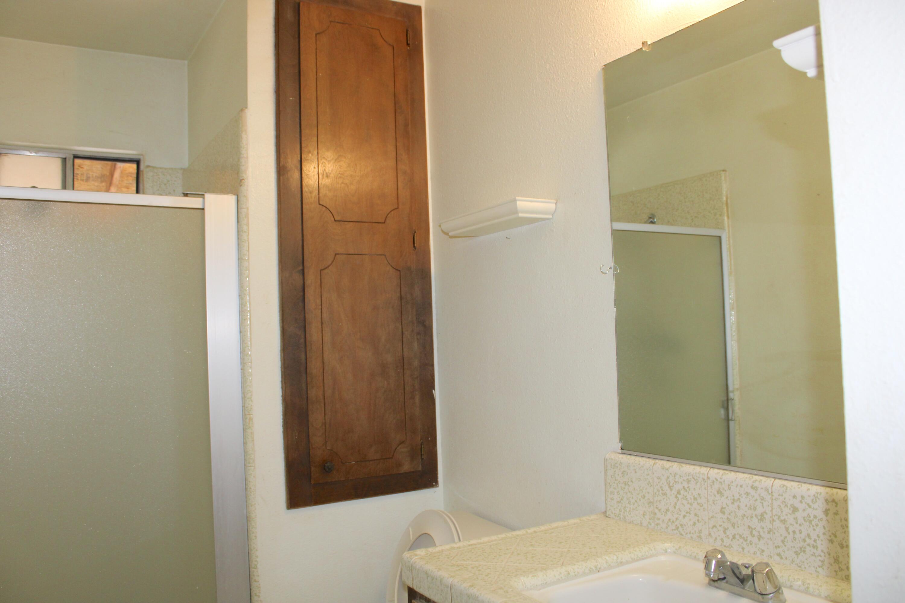 517 S R St, Tulare, CA 93274