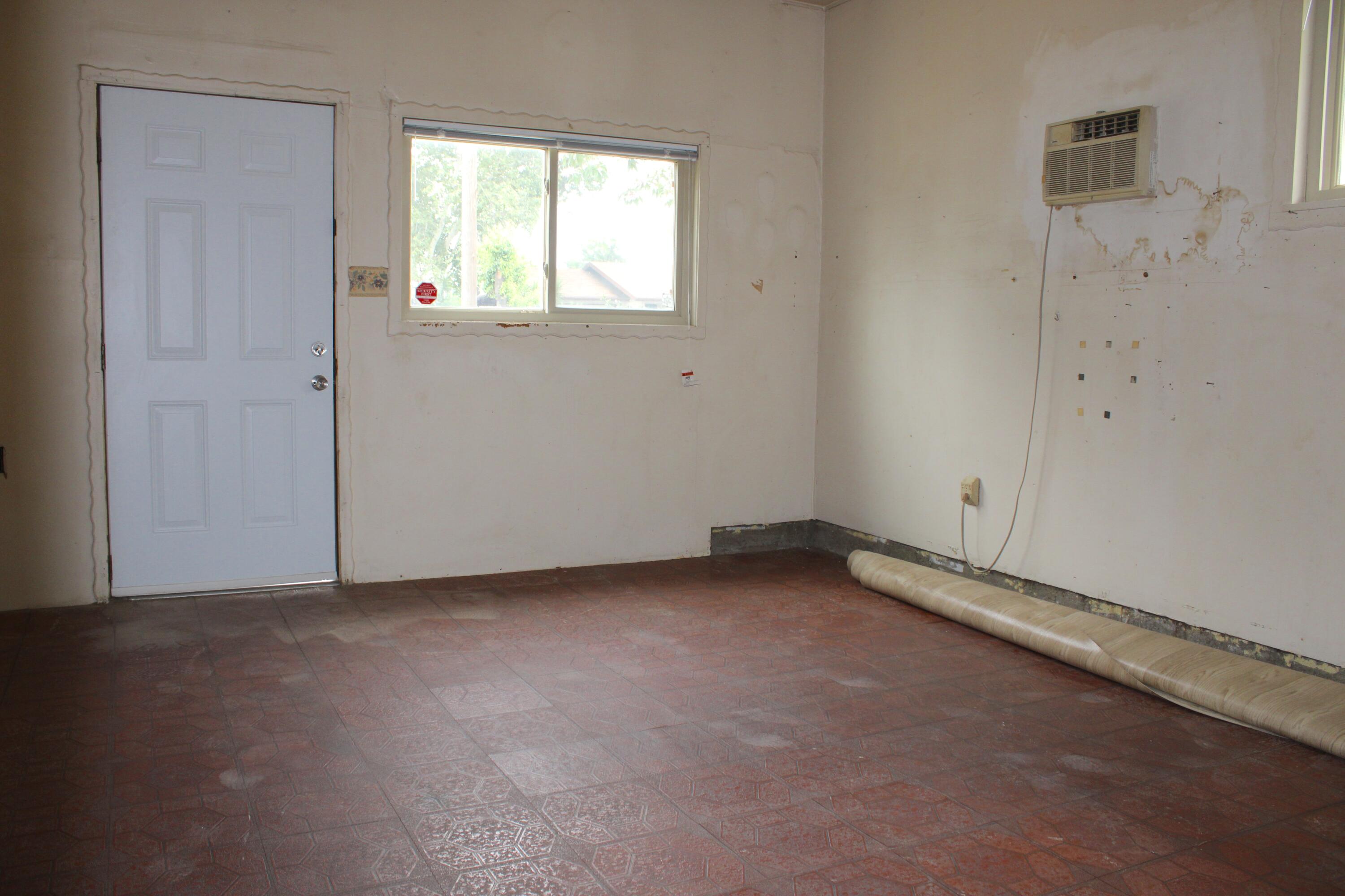 517 S R St, Tulare, CA 93274