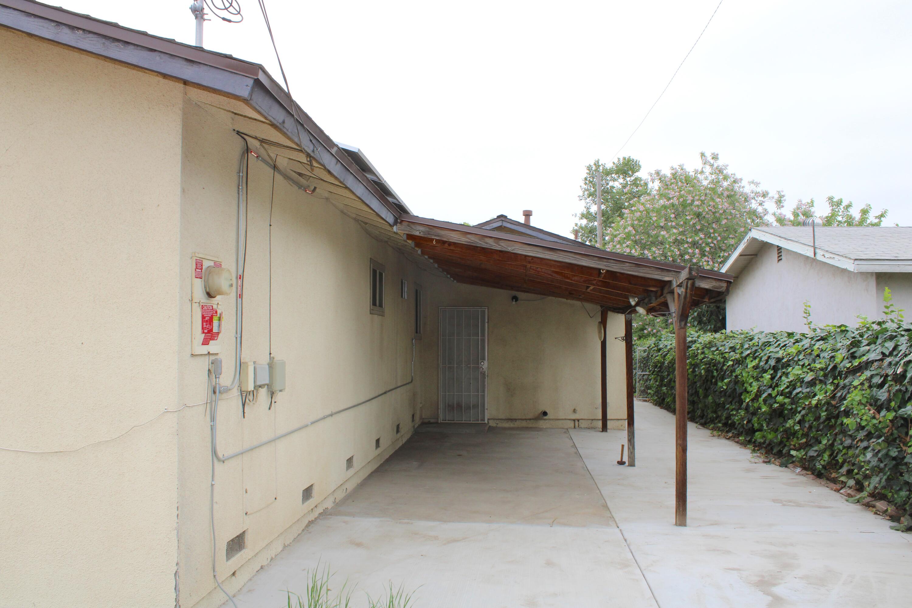 517 S R St, Tulare, CA 93274