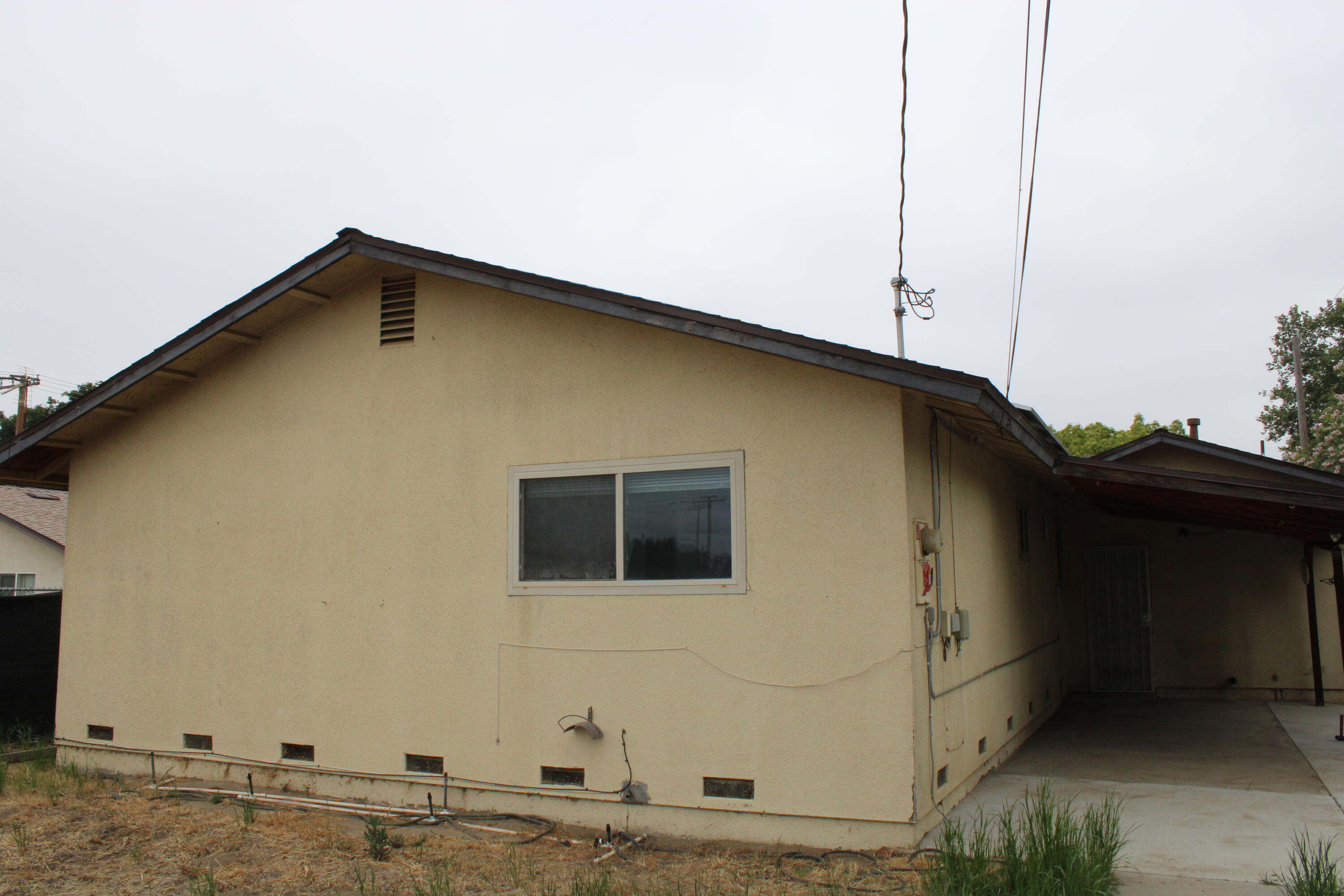 517 S R St, Tulare, CA 93274
