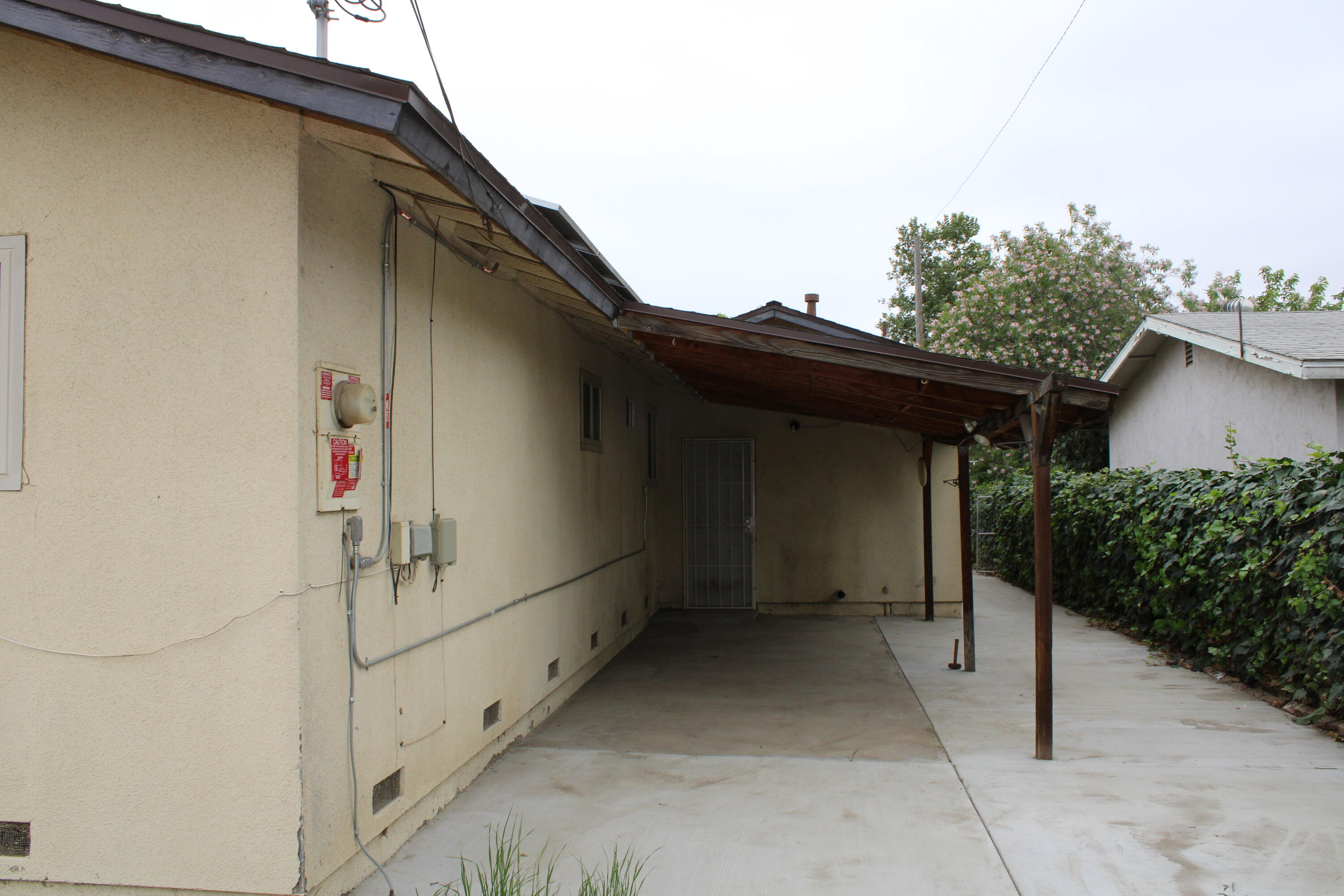 517 S R St, Tulare, CA 93274