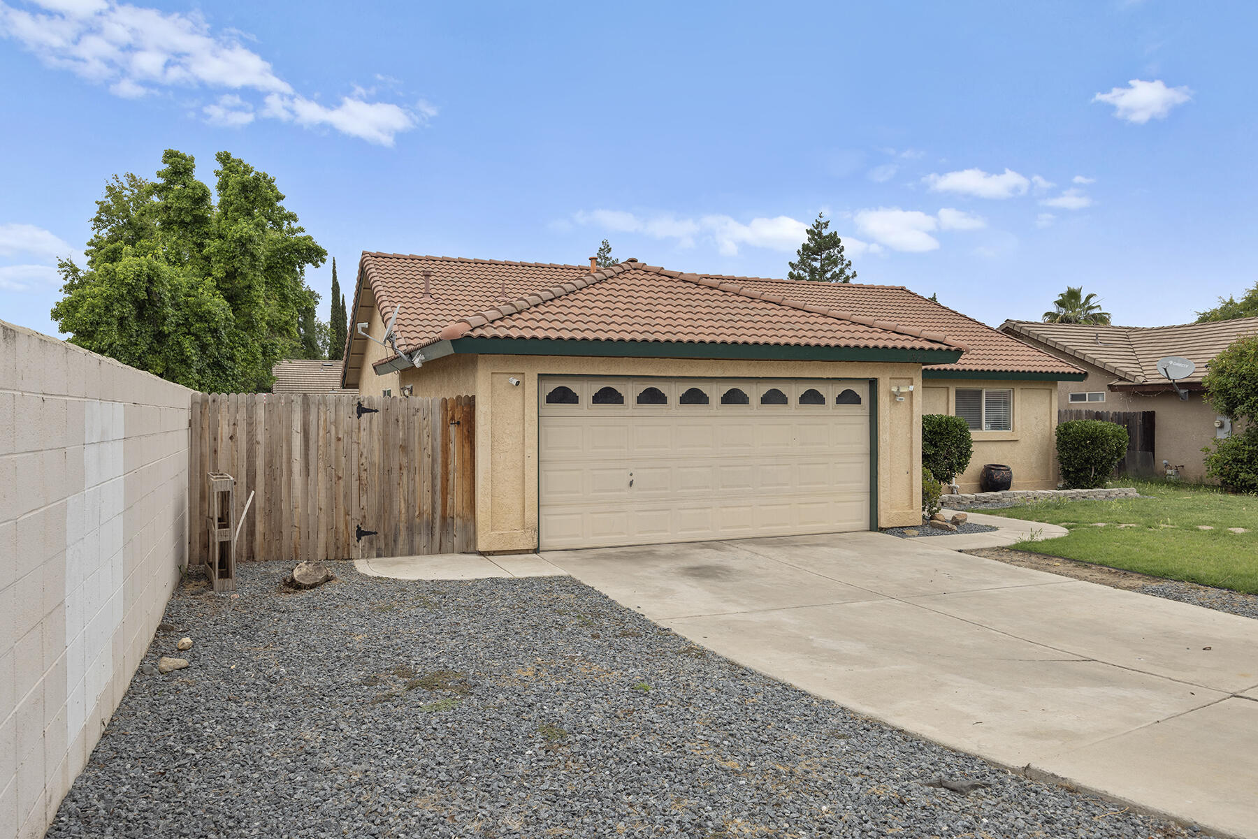 1825 N Liberty Ct, Visalia, CA 93292