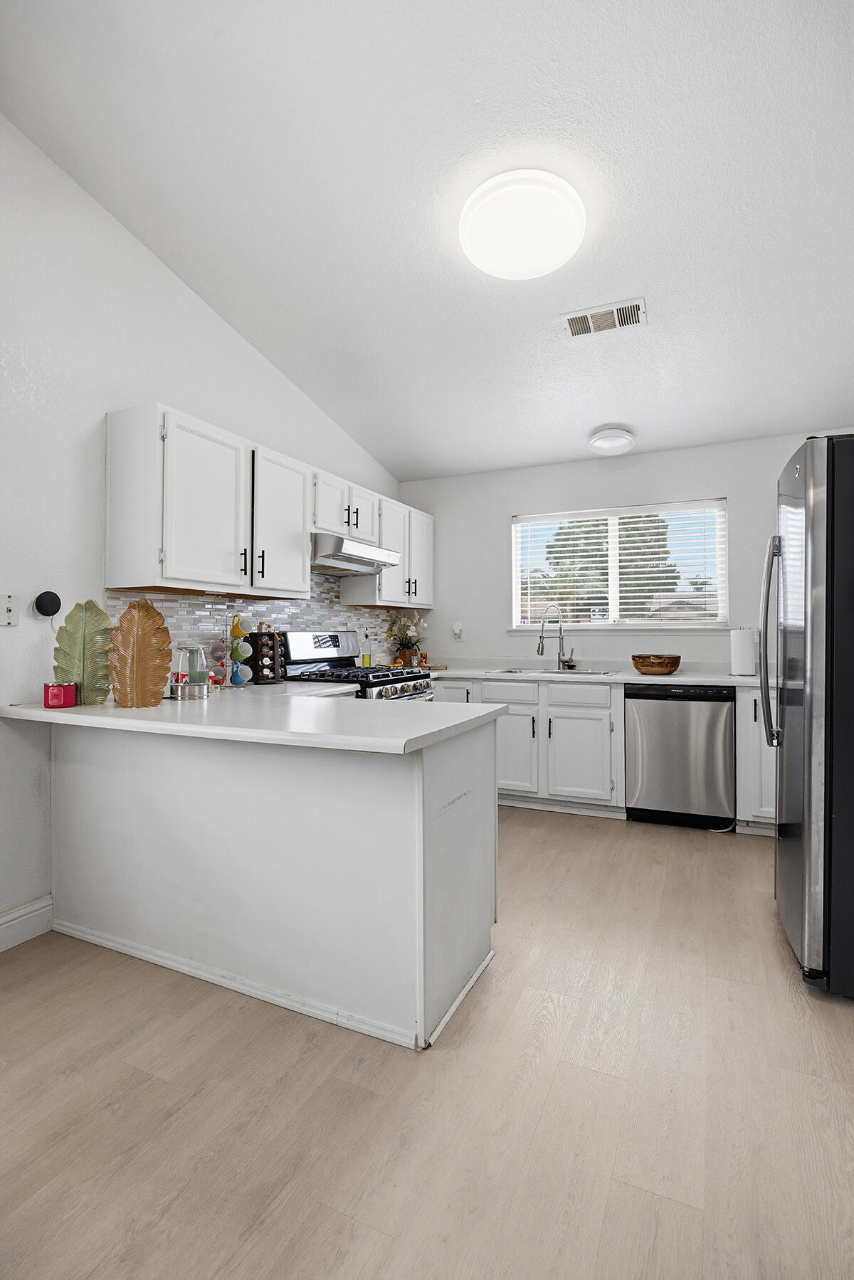 1825 N Liberty Ct, Visalia, CA 93292