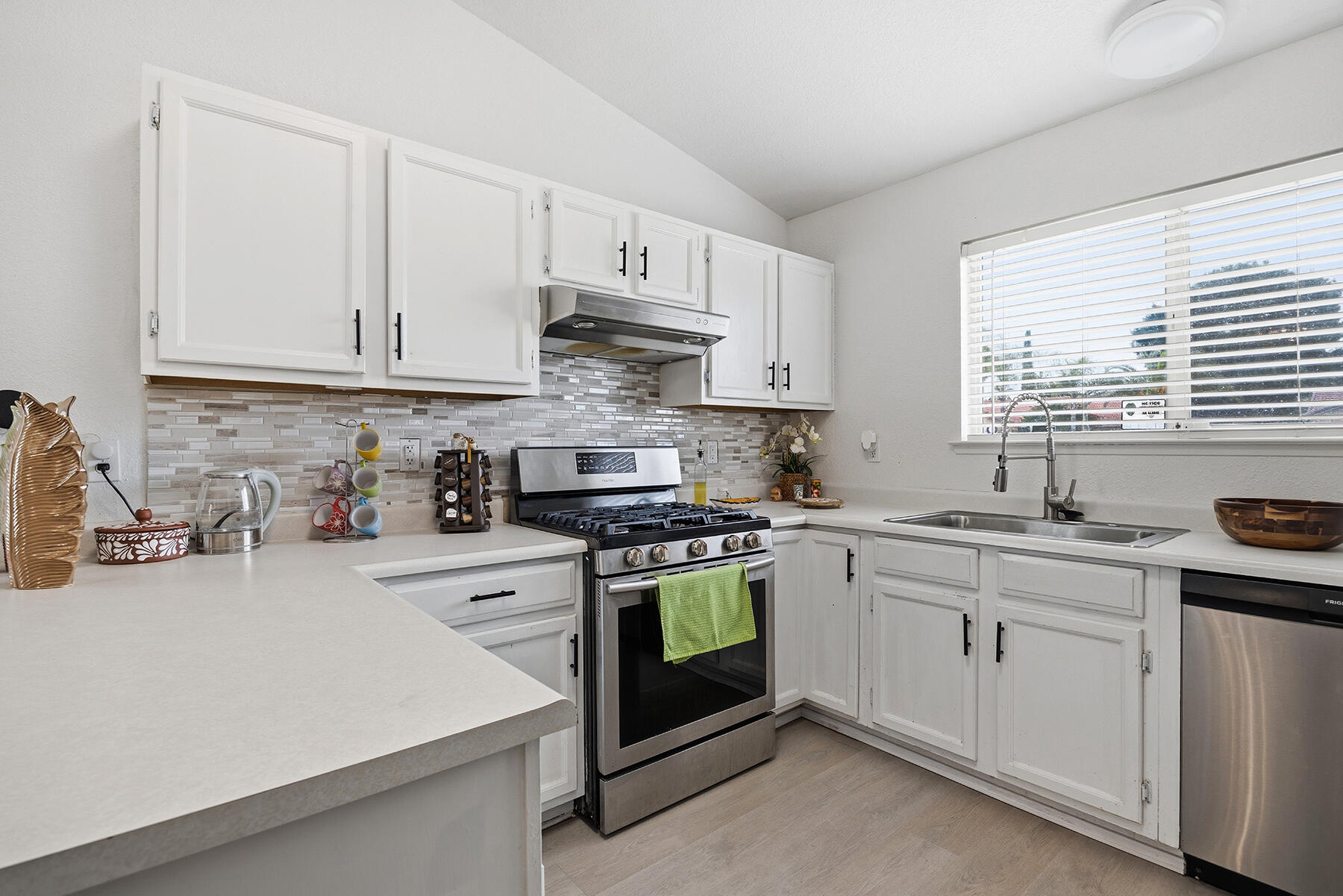 1825 N Liberty Ct, Visalia, CA 93292