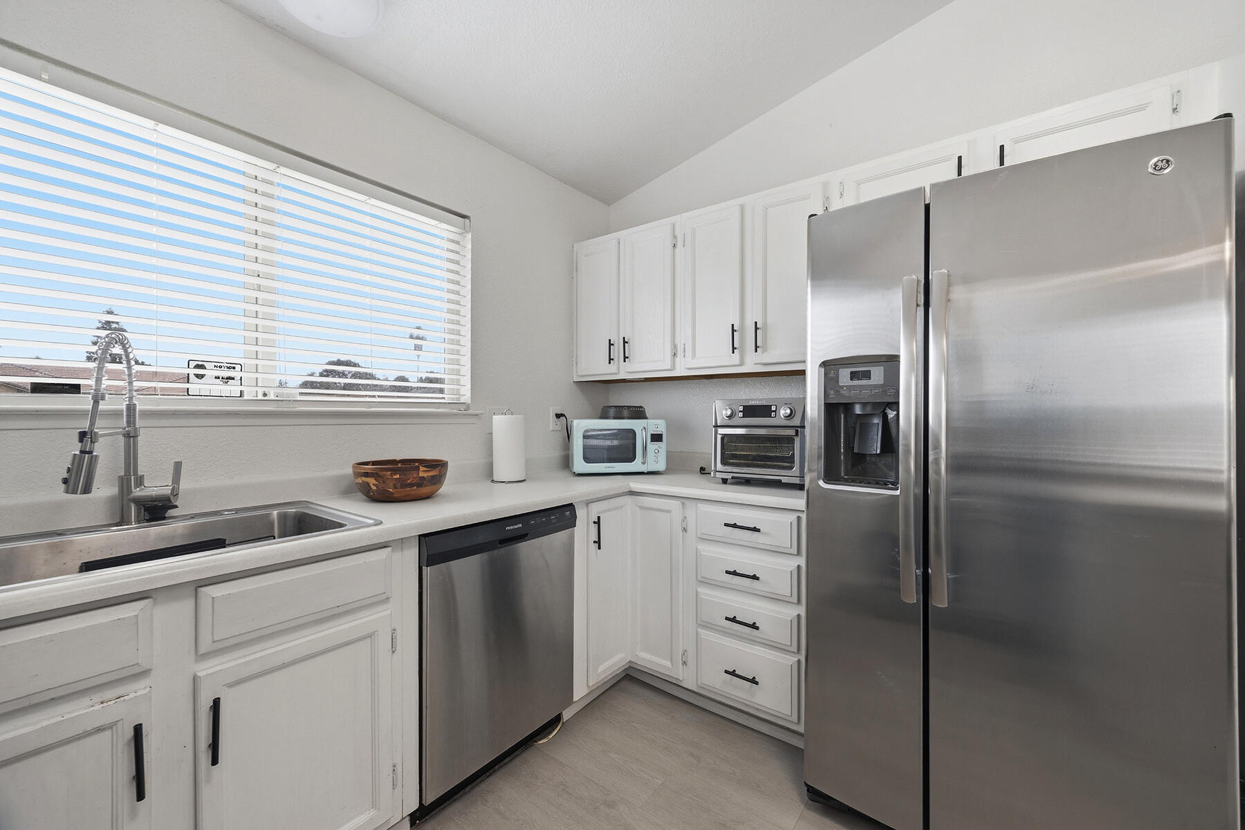 1825 N Liberty Ct, Visalia, CA 93292