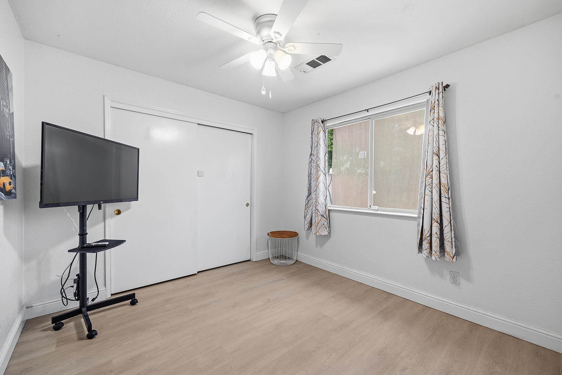 1825 N Liberty Ct, Visalia, CA 93292