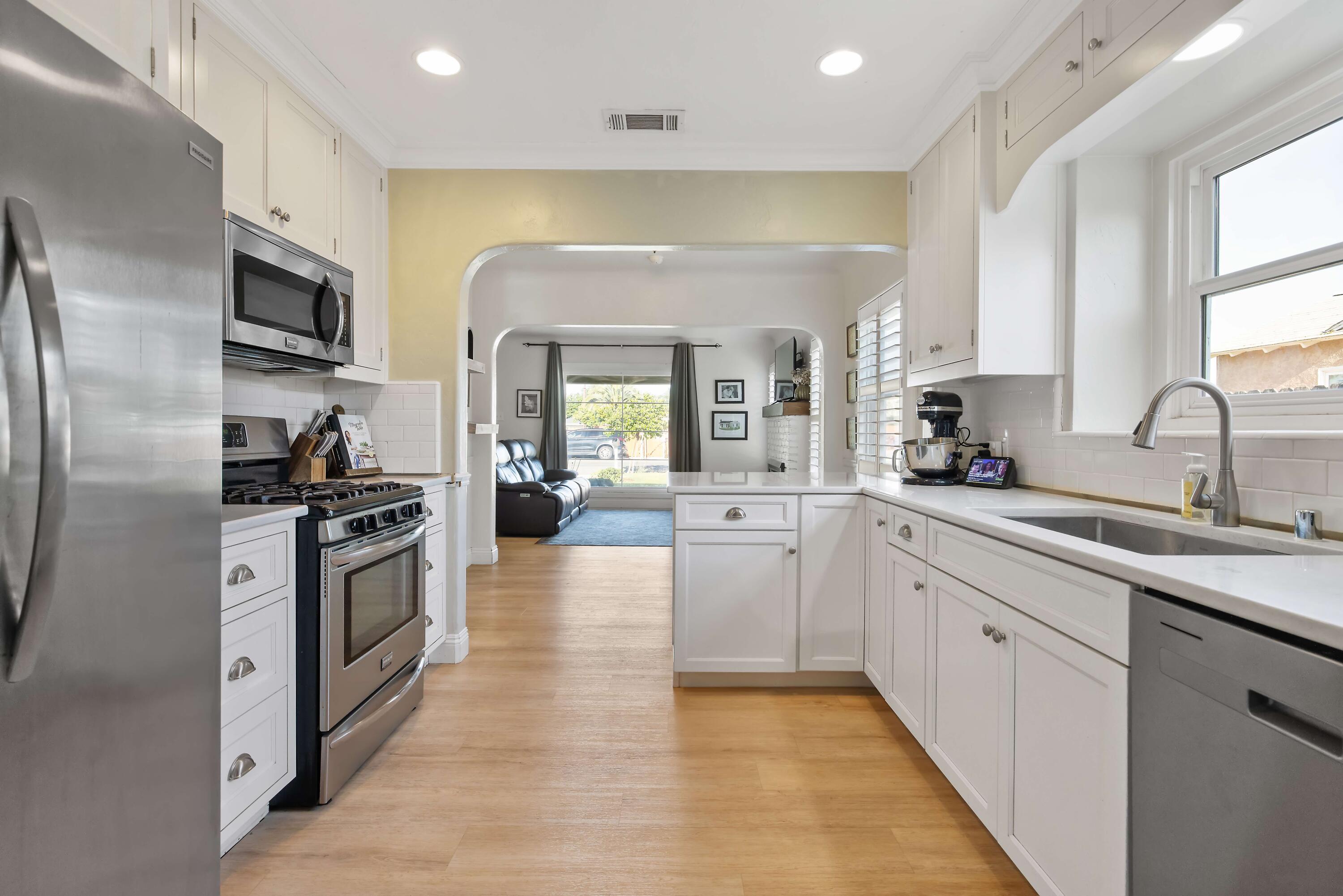 1818 Mckinley Ave, Hanford, CA 93230