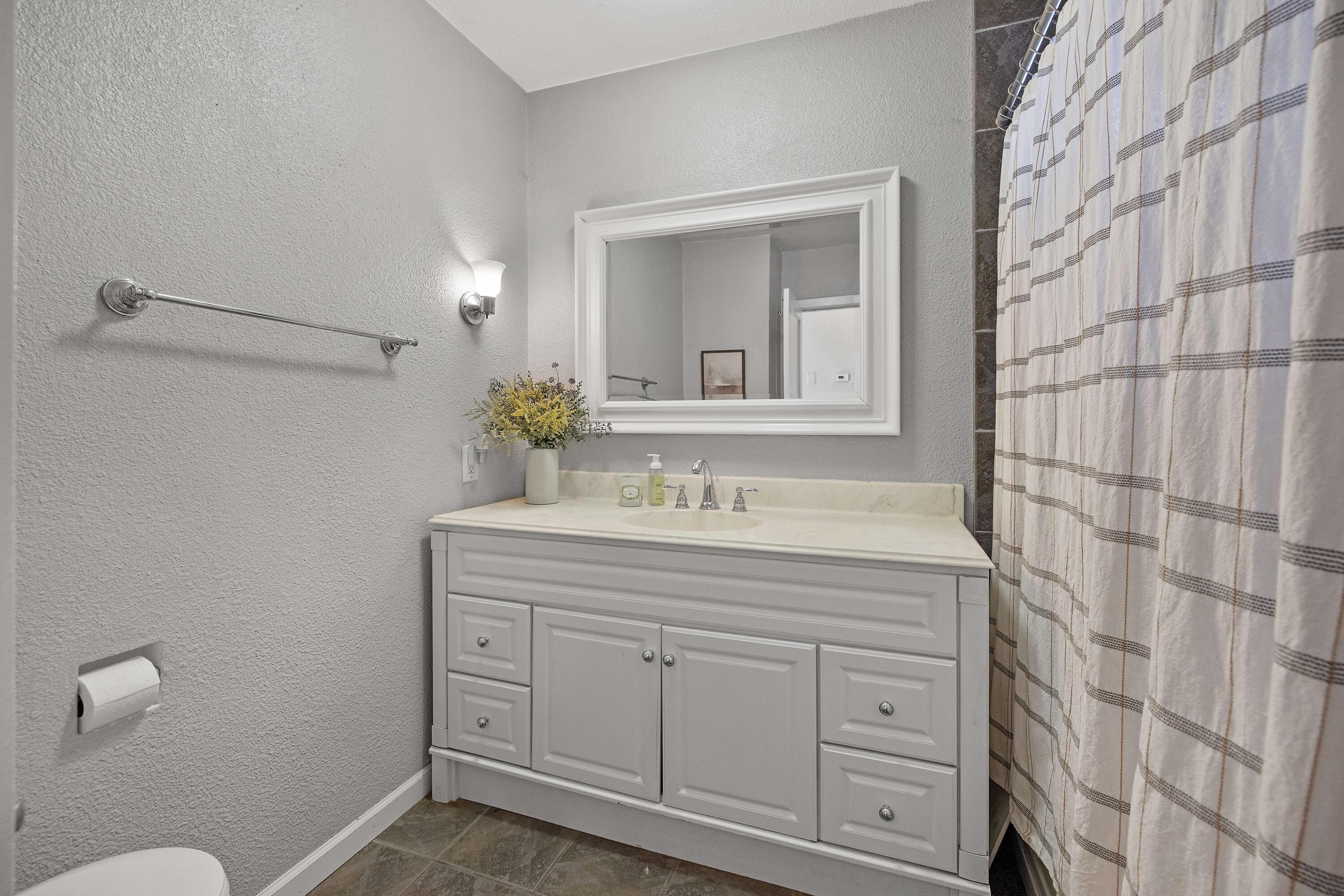 1818 Mckinley Ave, Hanford, CA 93230