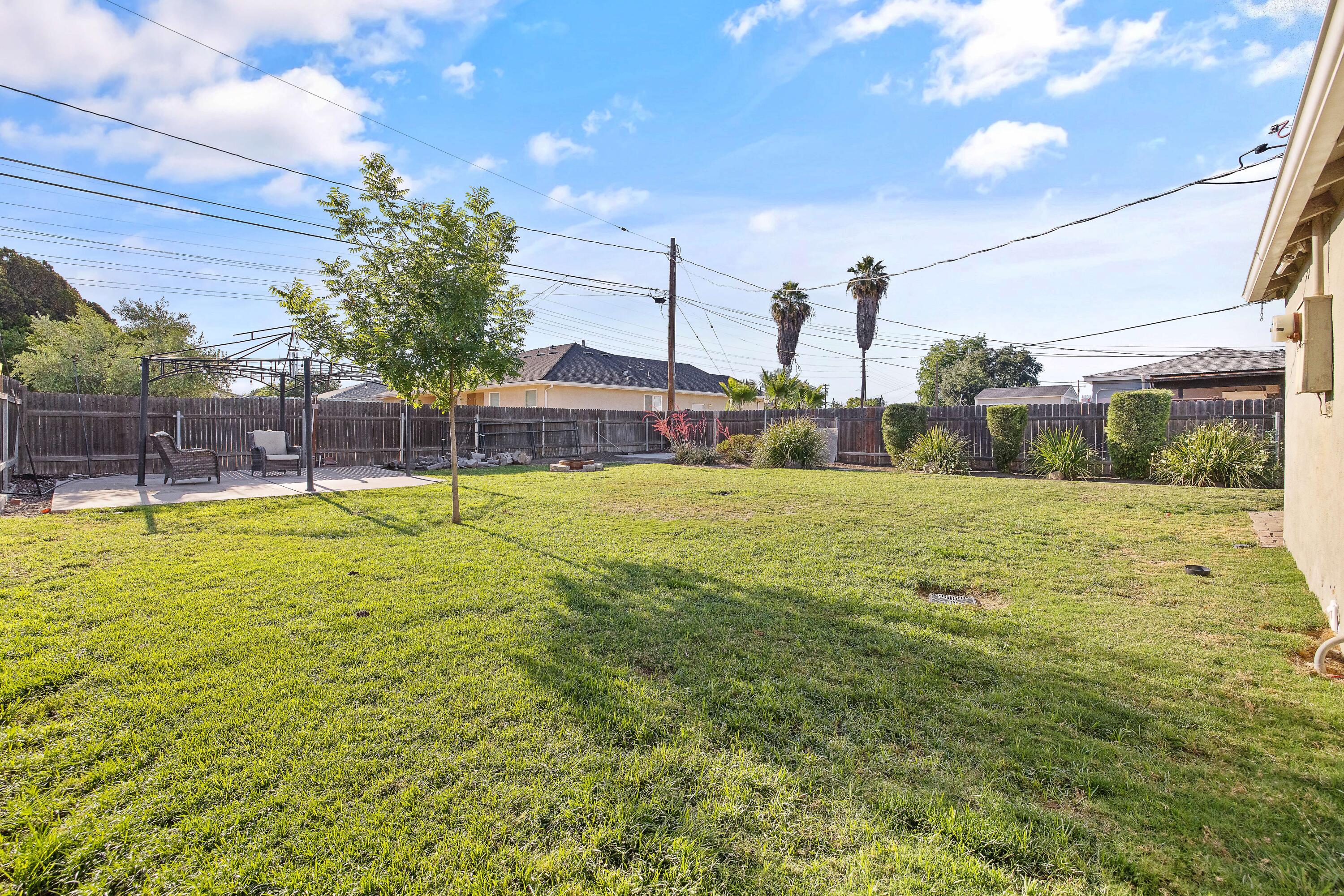 1818 Mckinley Ave, Hanford, CA 93230