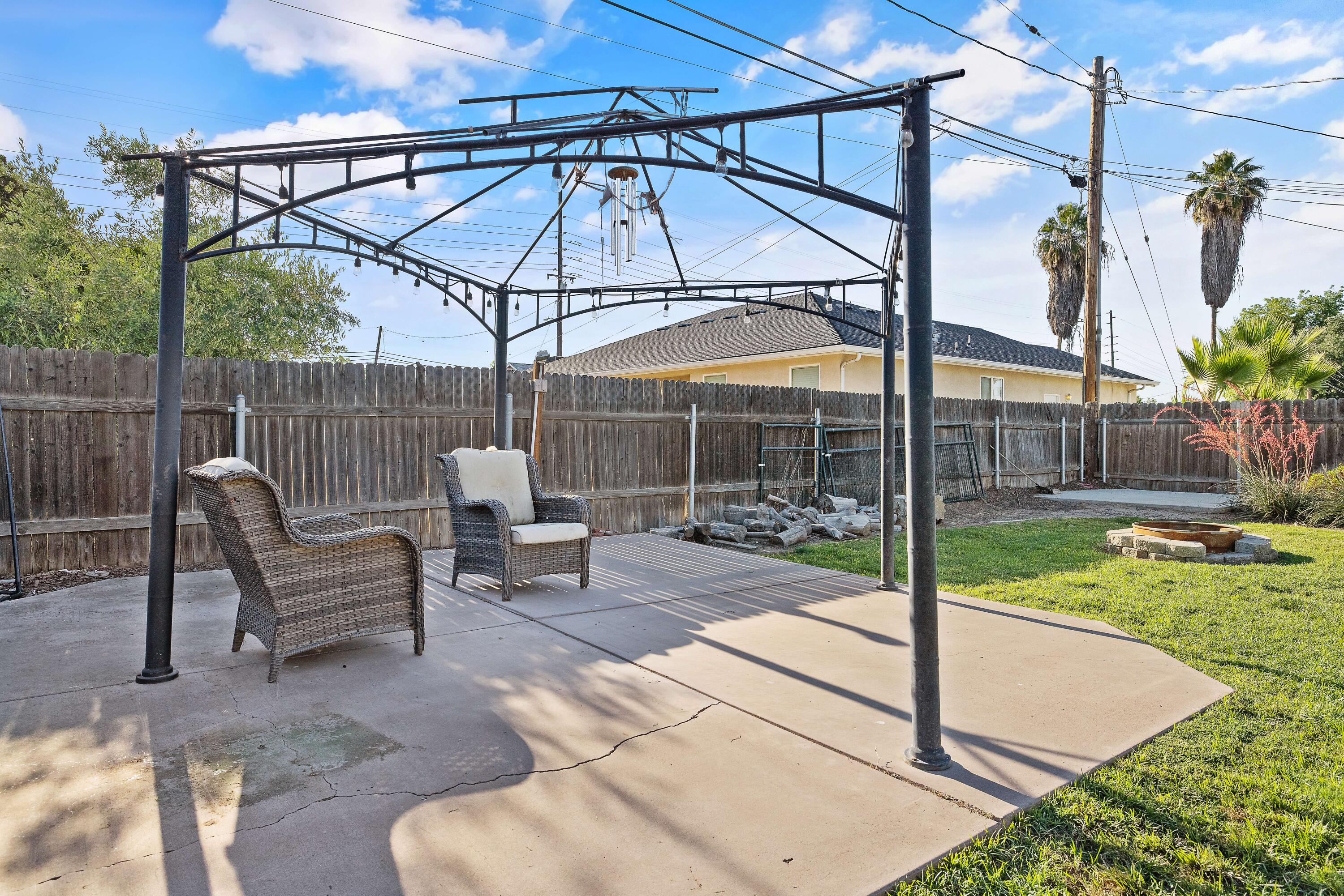 1818 Mckinley Ave, Hanford, CA 93230
