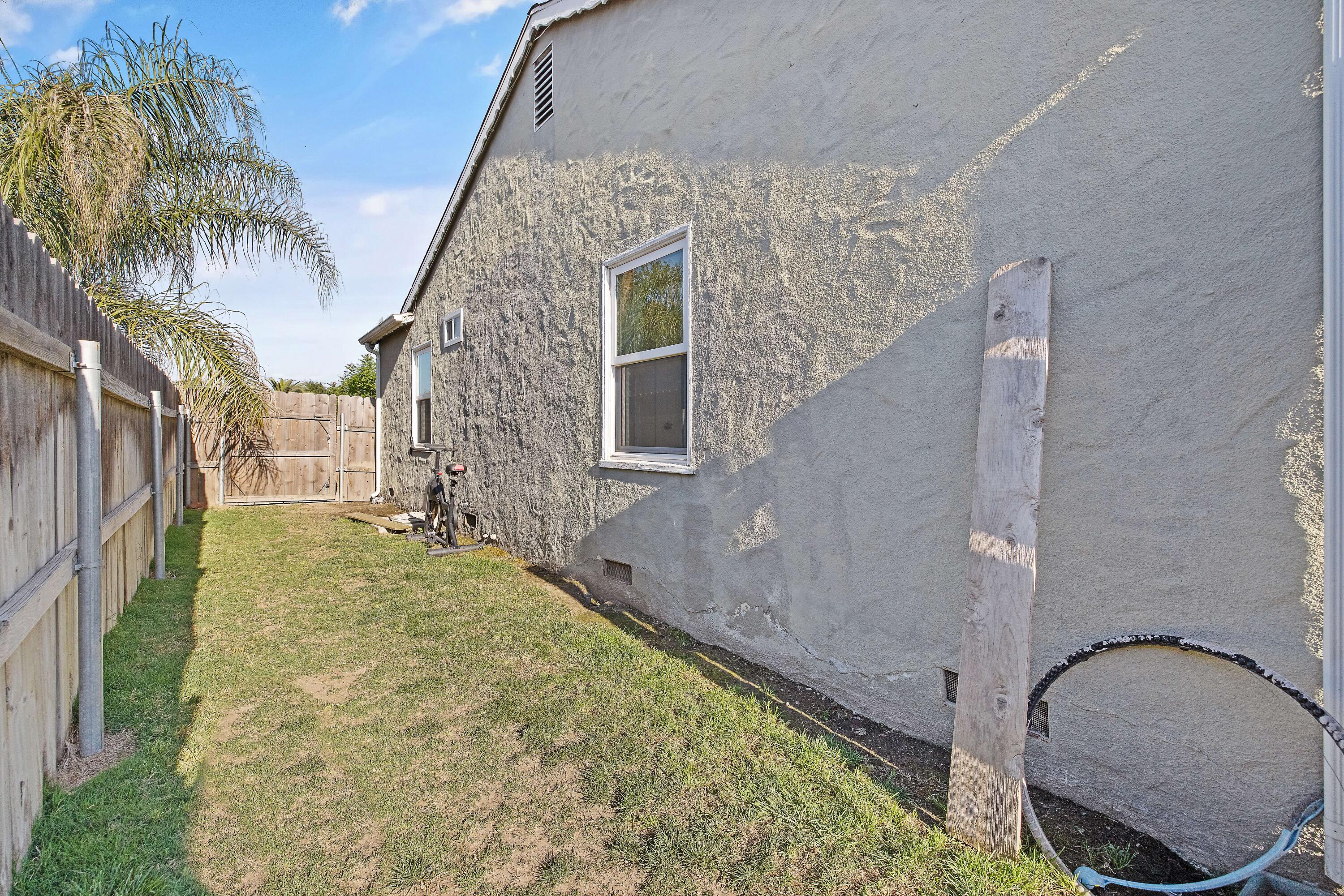 1818 Mckinley Ave, Hanford, CA 93230