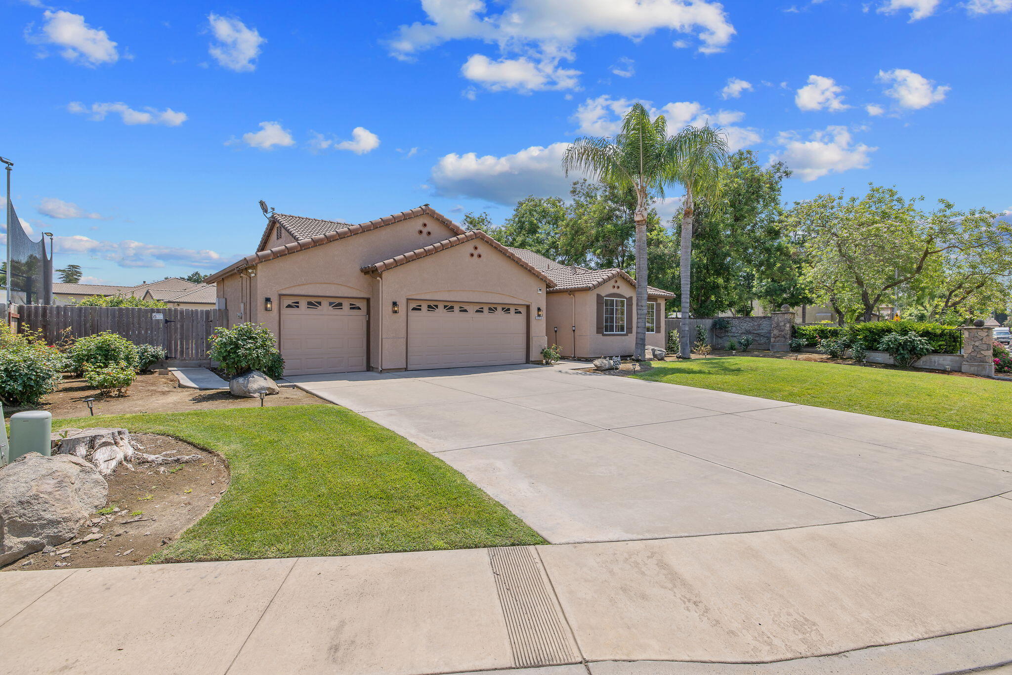 2212 N Kent Ct, Visalia, CA 93291