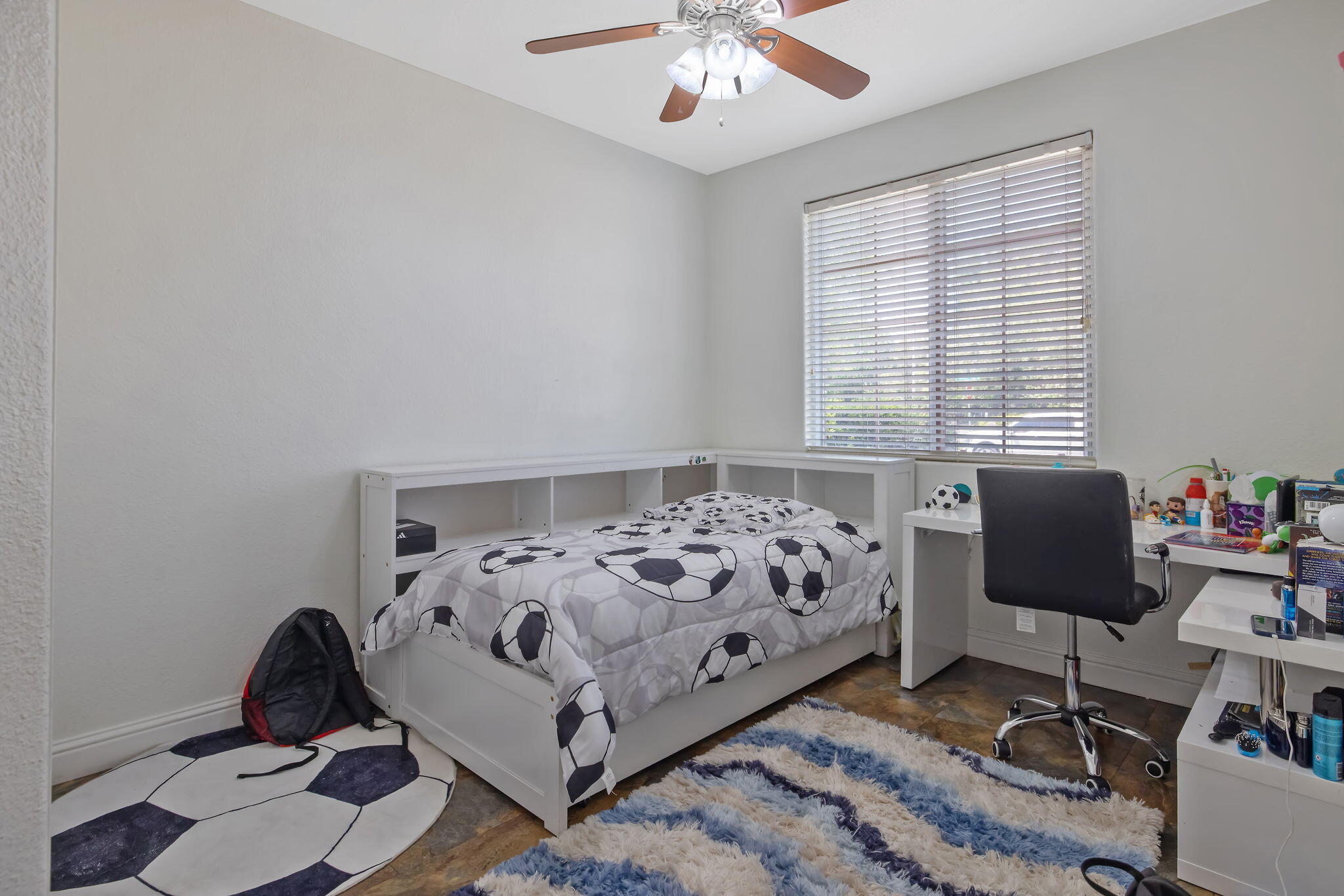 2212 N Kent Ct, Visalia, CA 93291