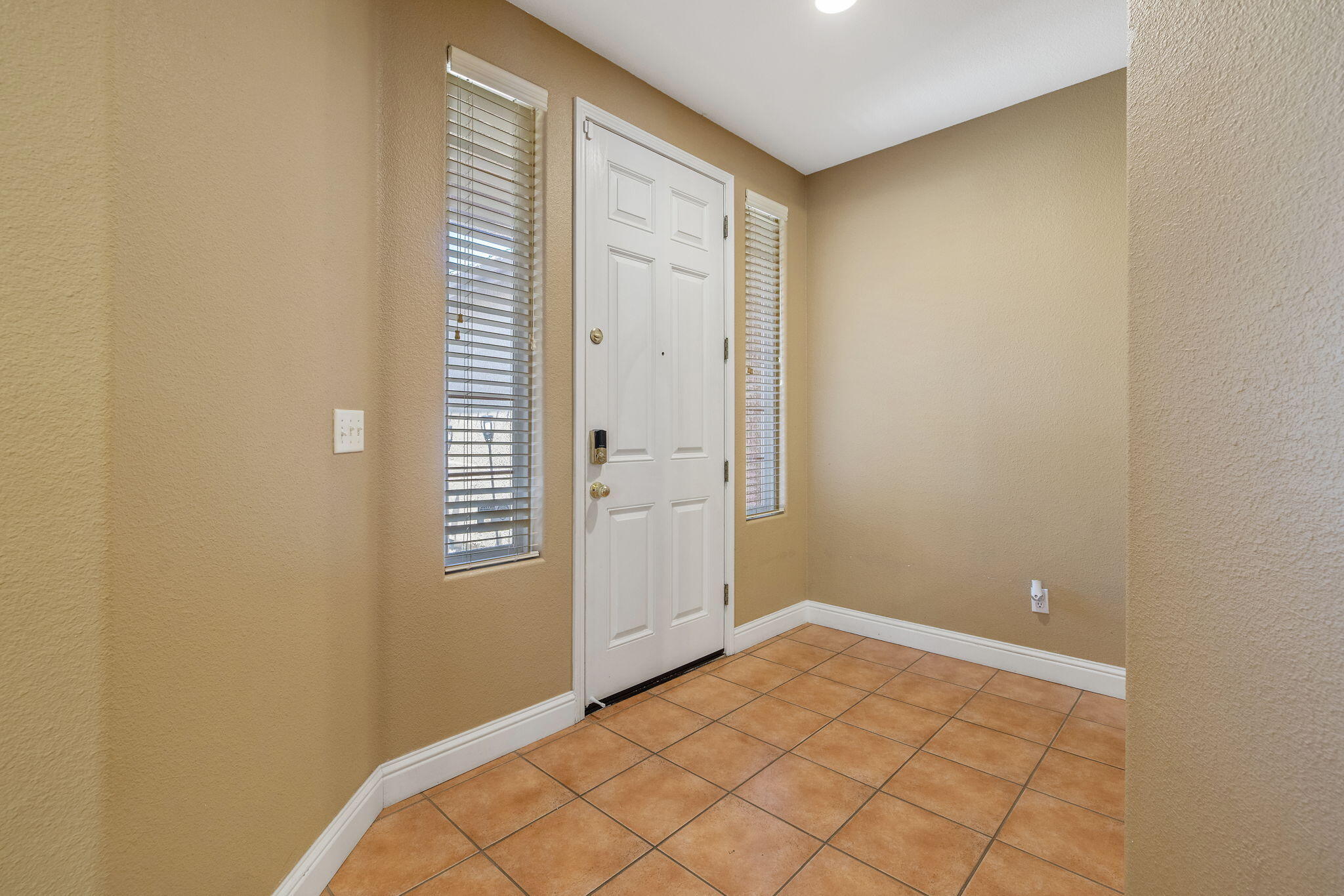 2212 N Kent Ct, Visalia, CA 93291