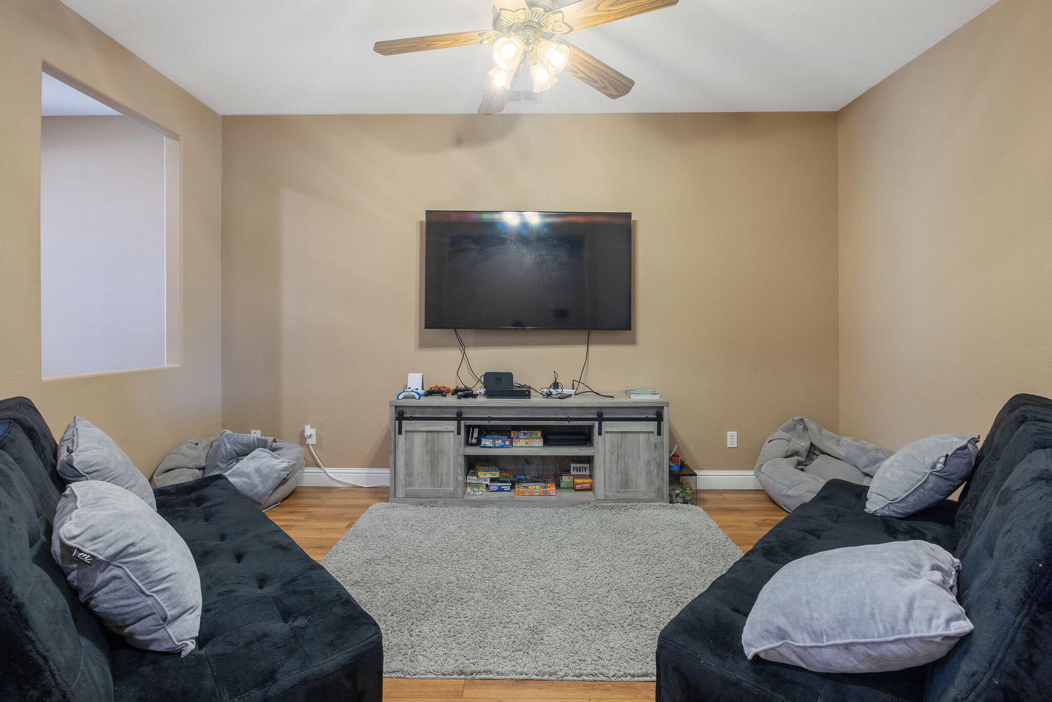 2212 N Kent Ct, Visalia, CA 93291