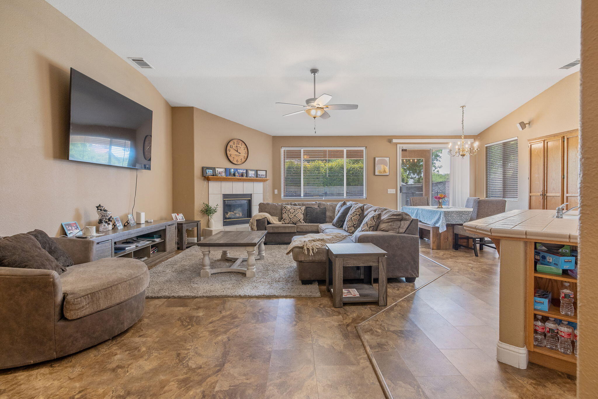 2212 N Kent Ct, Visalia, CA 93291