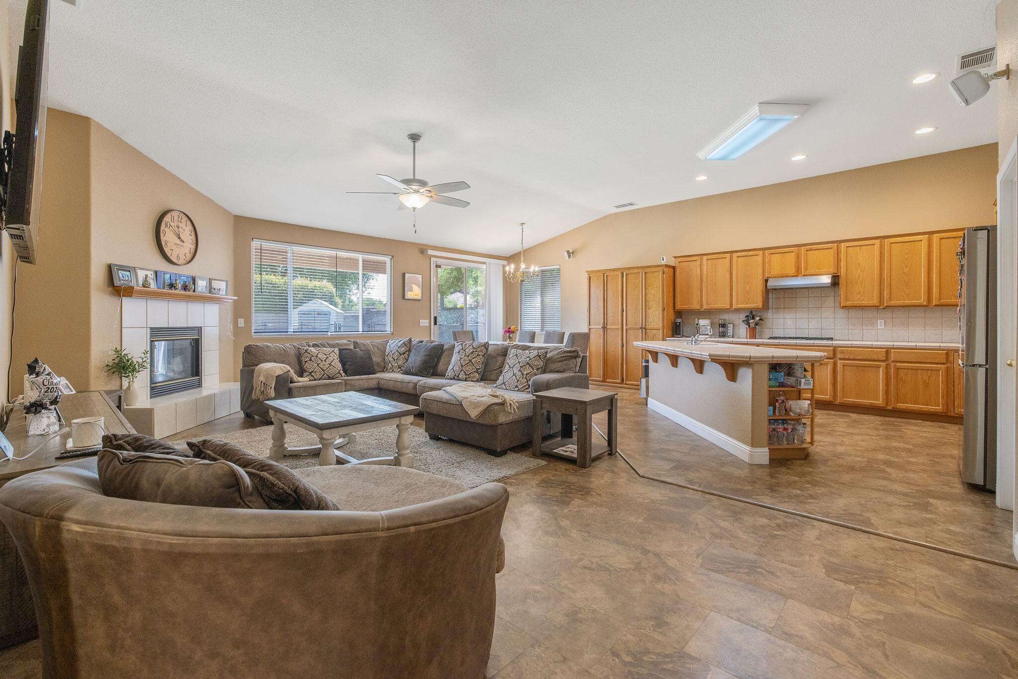2212 N Kent Ct, Visalia, CA 93291