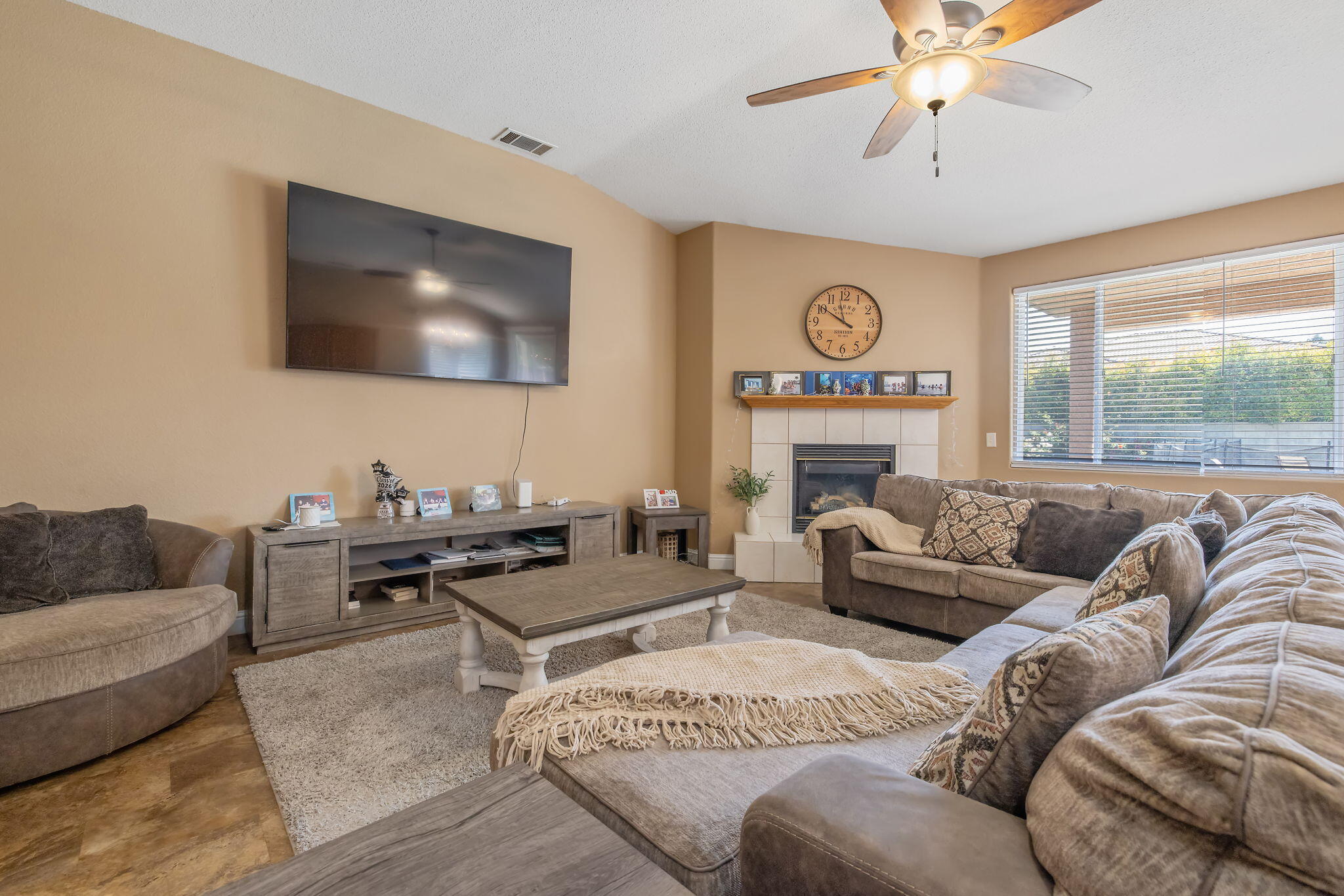 2212 N Kent Ct, Visalia, CA 93291