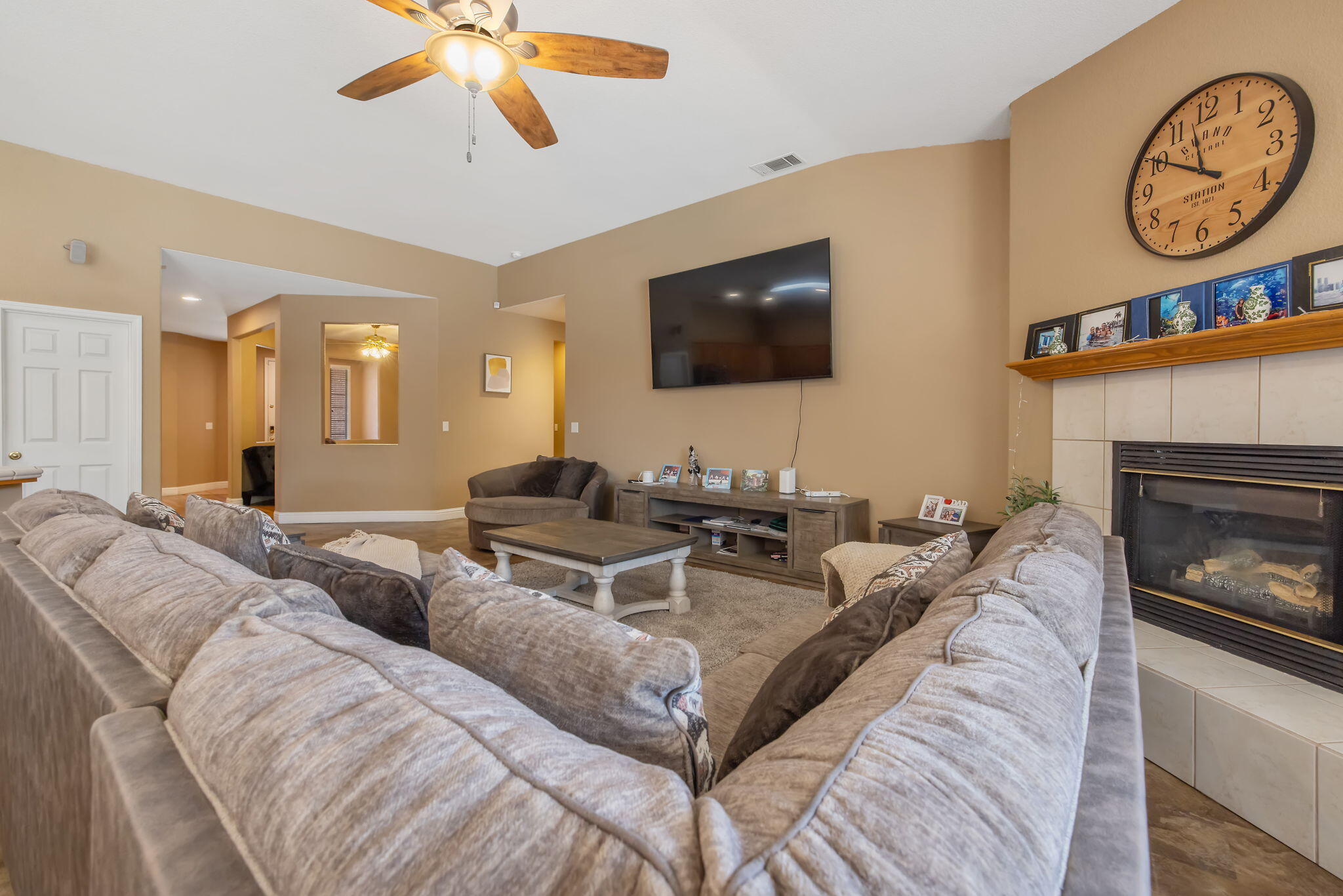 2212 N Kent Ct, Visalia, CA 93291